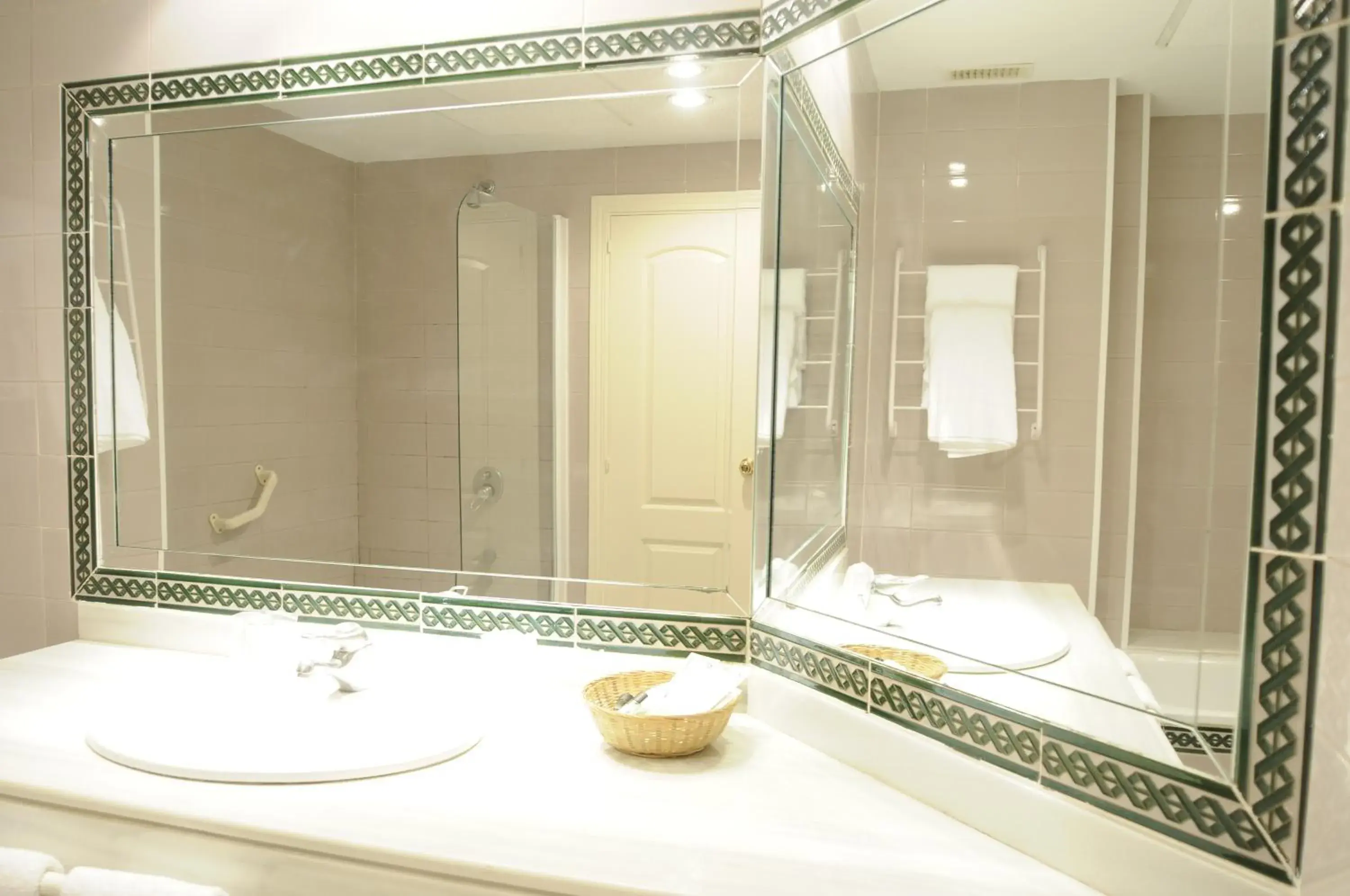 Bathroom in Hospedium Hotel Apartamentos Simón Verde