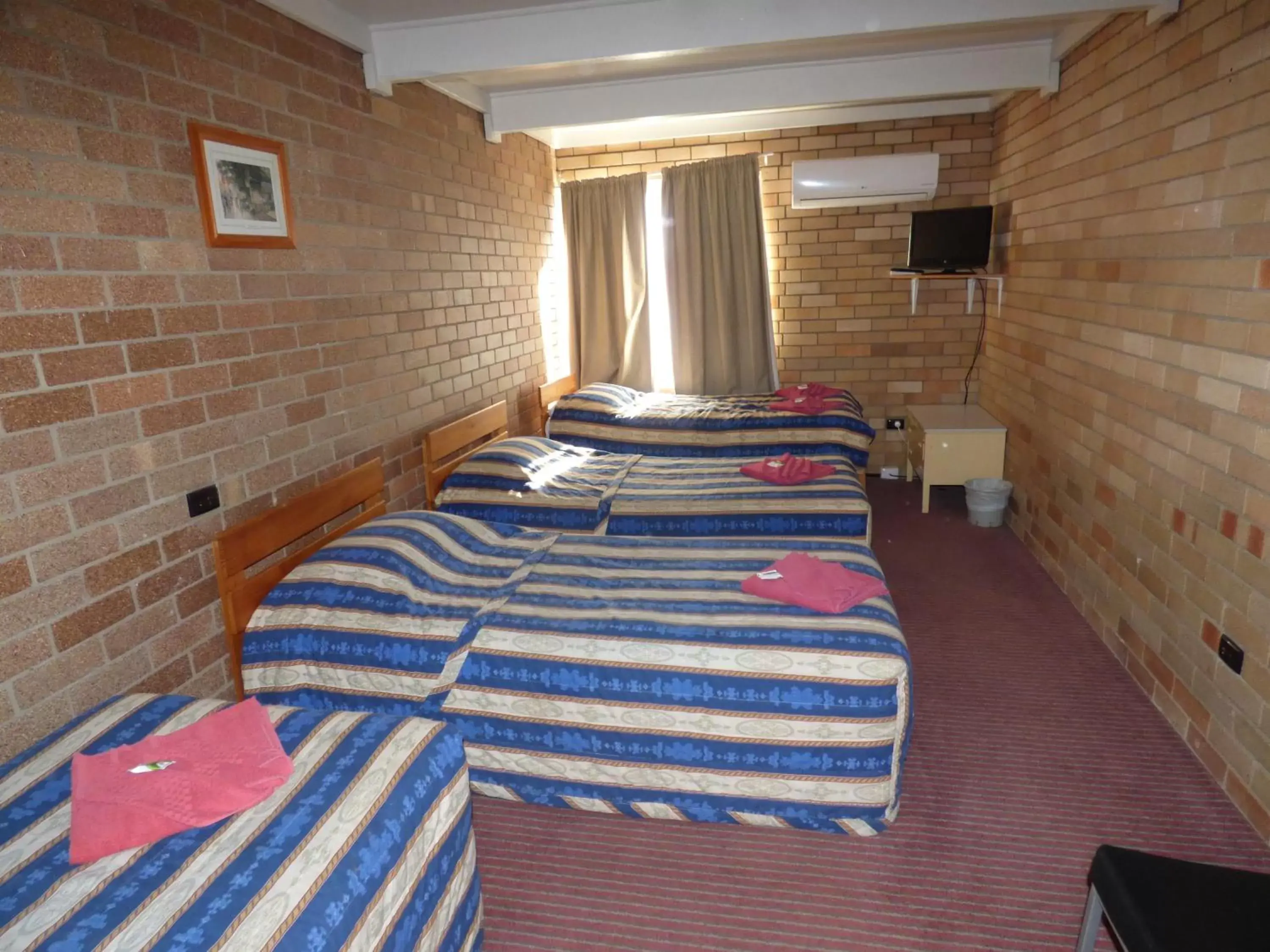 Photo of the whole room, Bed in Red Chief Motel