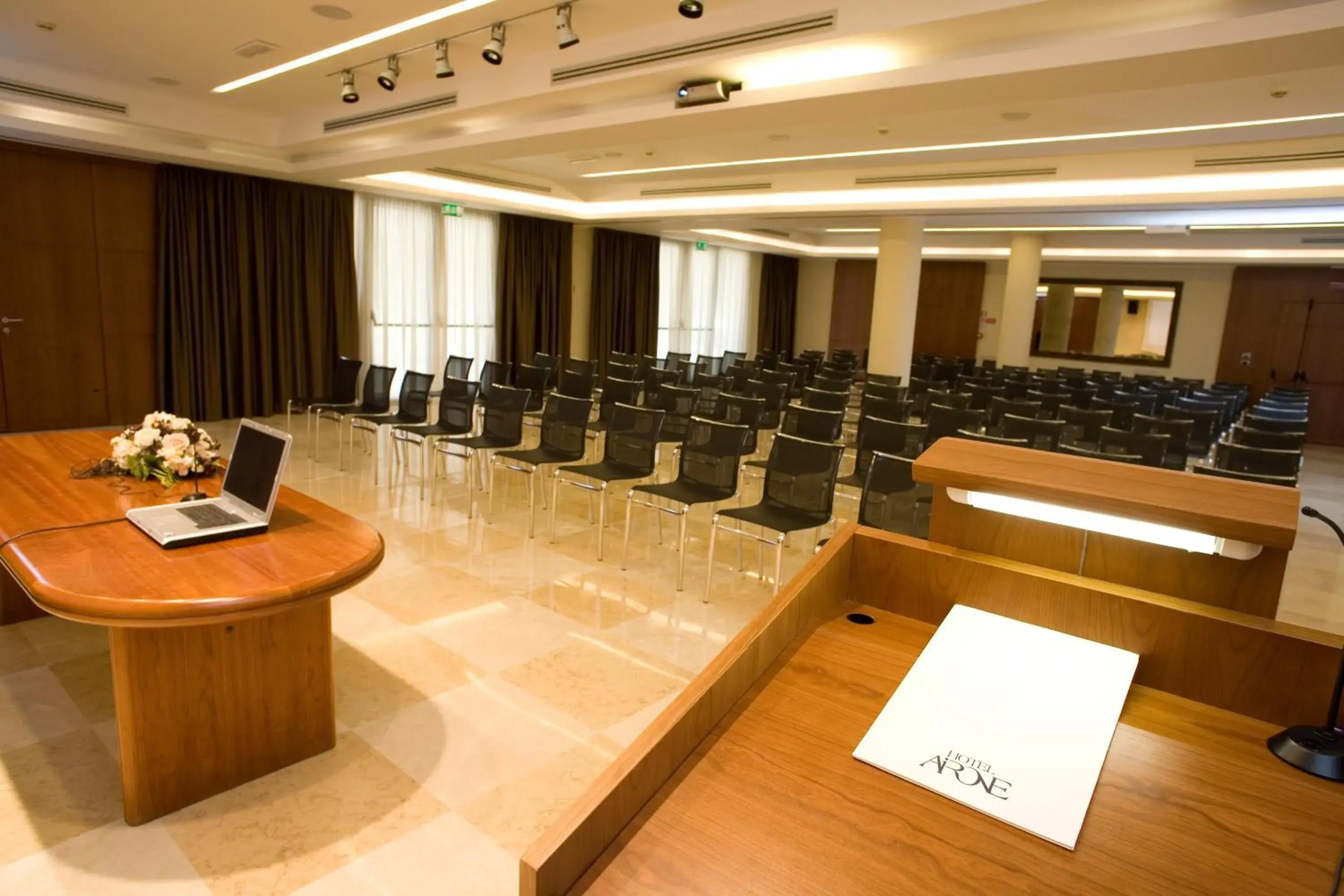 Business facilities in Hotel Airone
