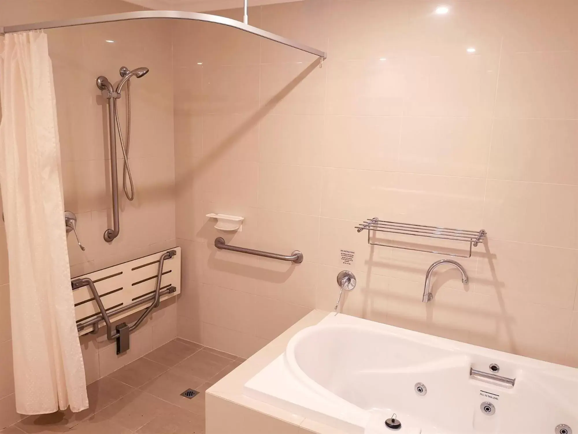 Facility for disabled guests, Bathroom in Bunbury Hotel Koombana Bay