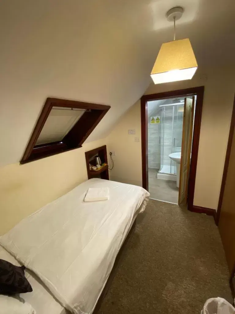 Bedroom, Bed in Little Foxes Hotel & Gatwick Airport Parking