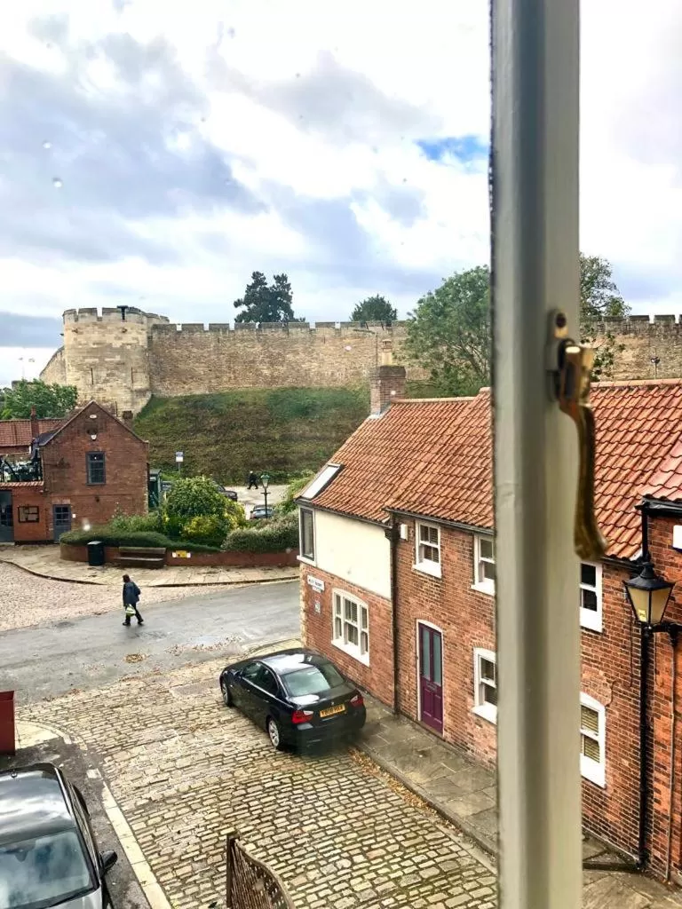 Castle Hotel & Apartments