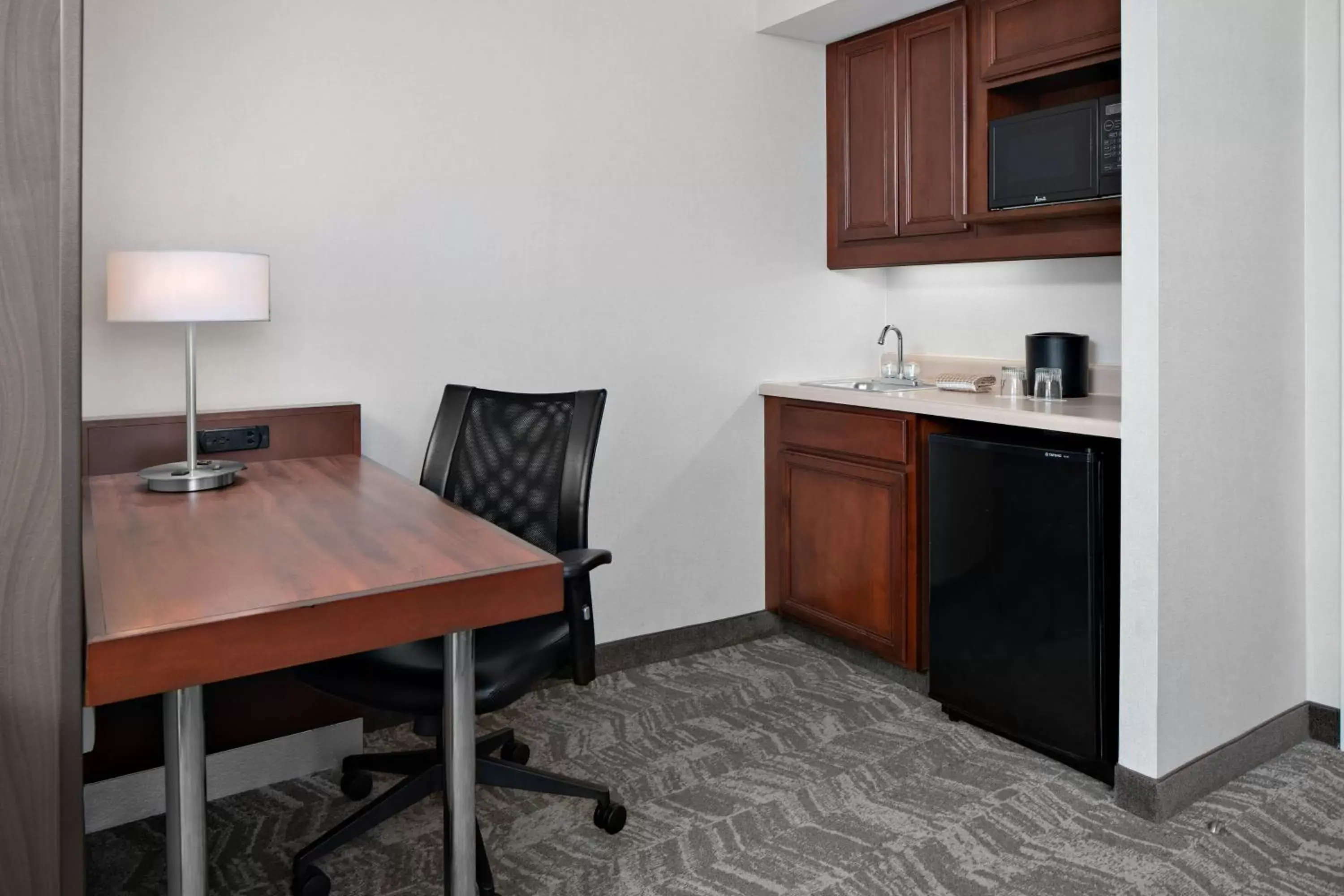 Photo of the whole room, Kitchen/Kitchenette in SpringHill Suites by Marriott Chicago O'Hare