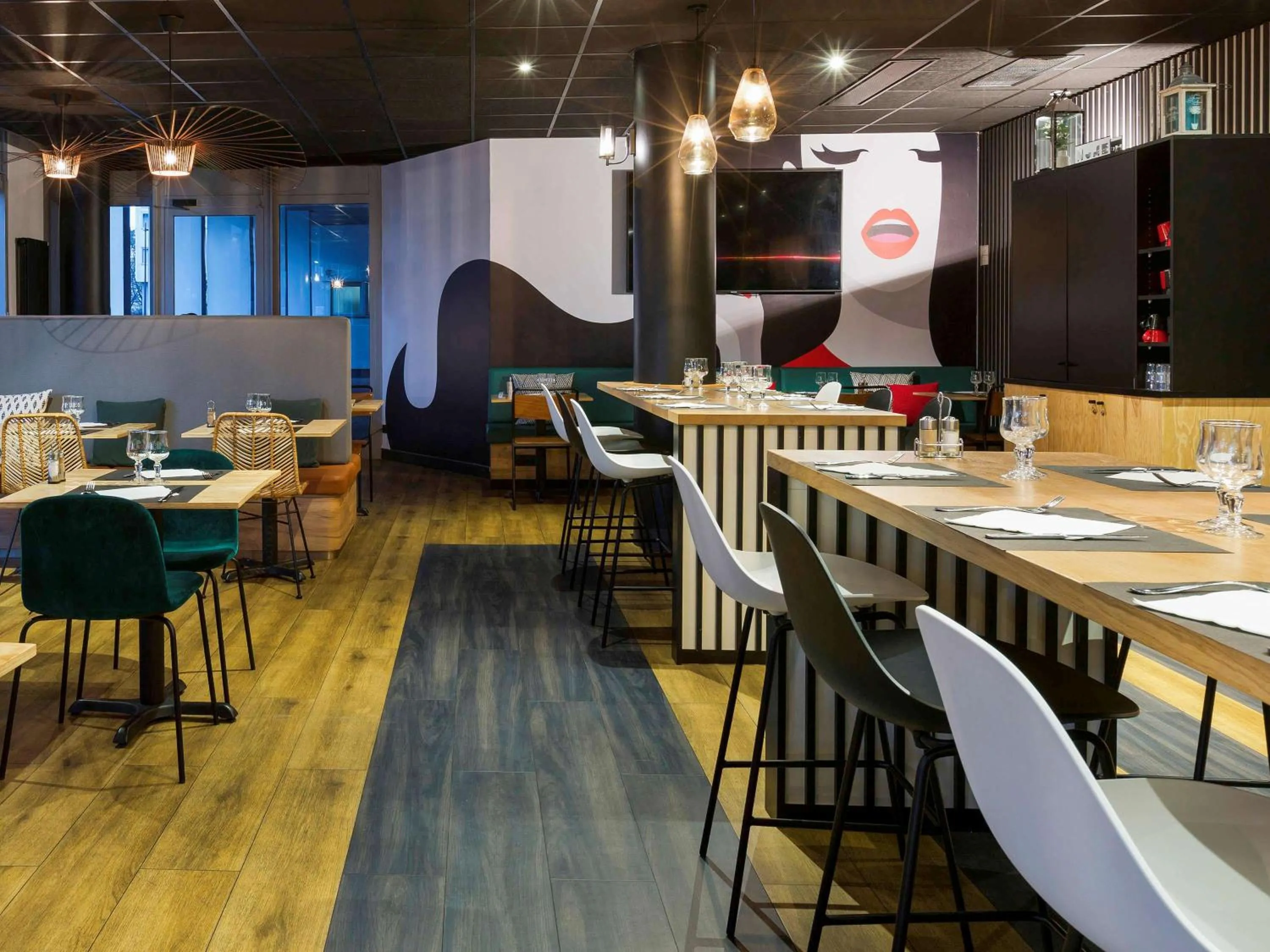 Restaurant/places to eat in ibis Styles Massy Opéra