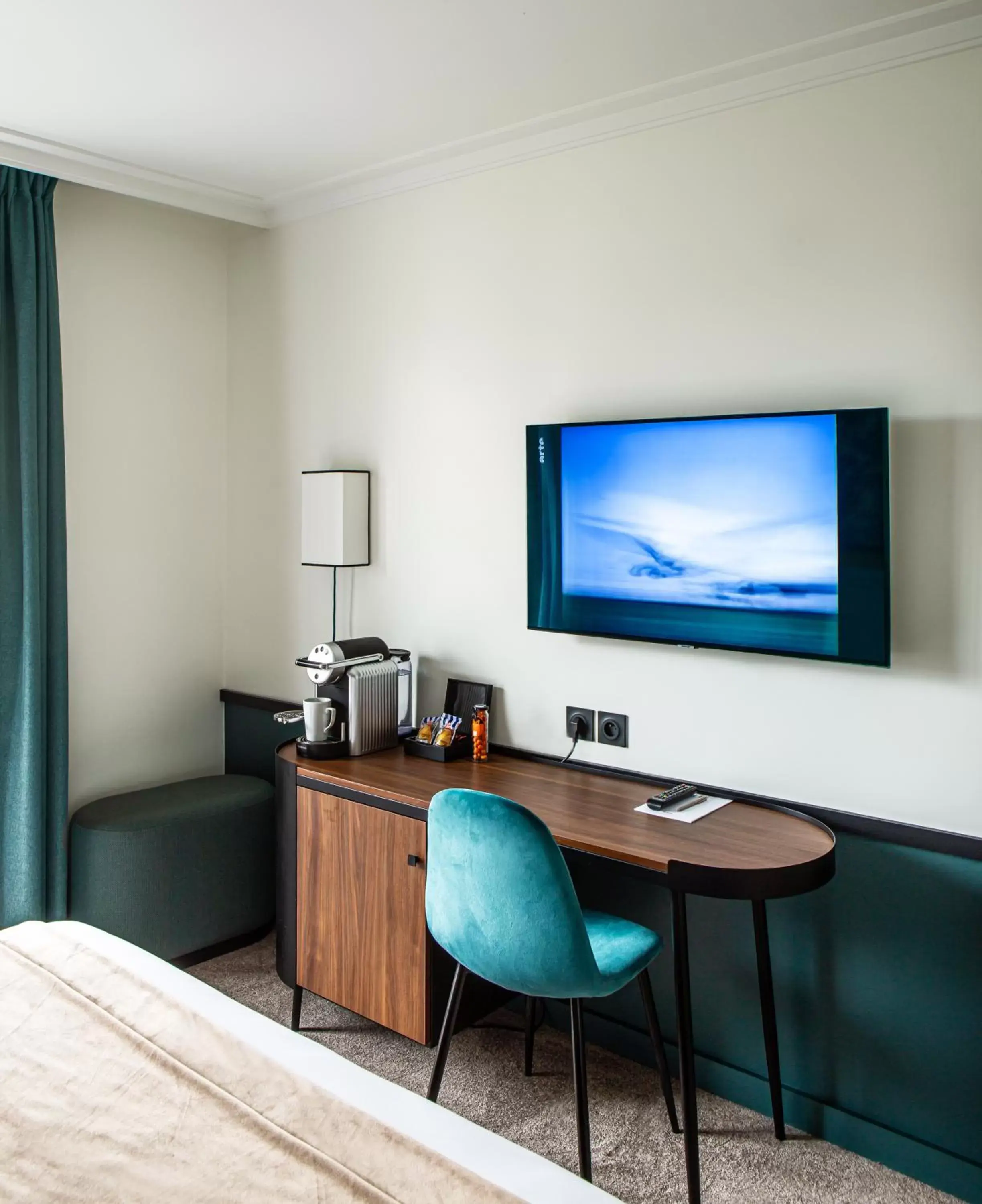 TV and multimedia, TV/Entertainment Center in Hotel Paris Boulogne