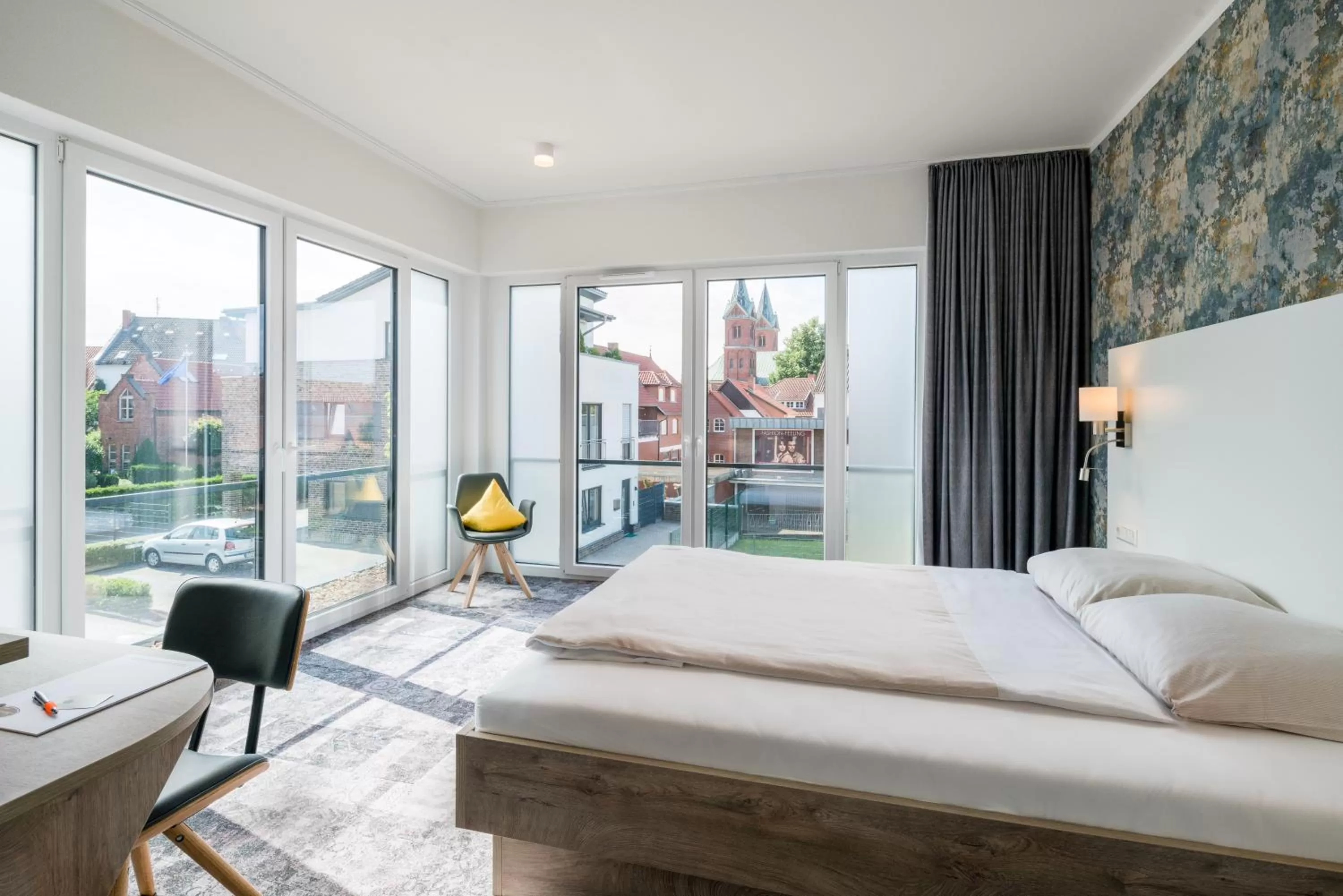 Bed in Stadthotel Lohne, Self Check In, mit Bäckerei und Cafe