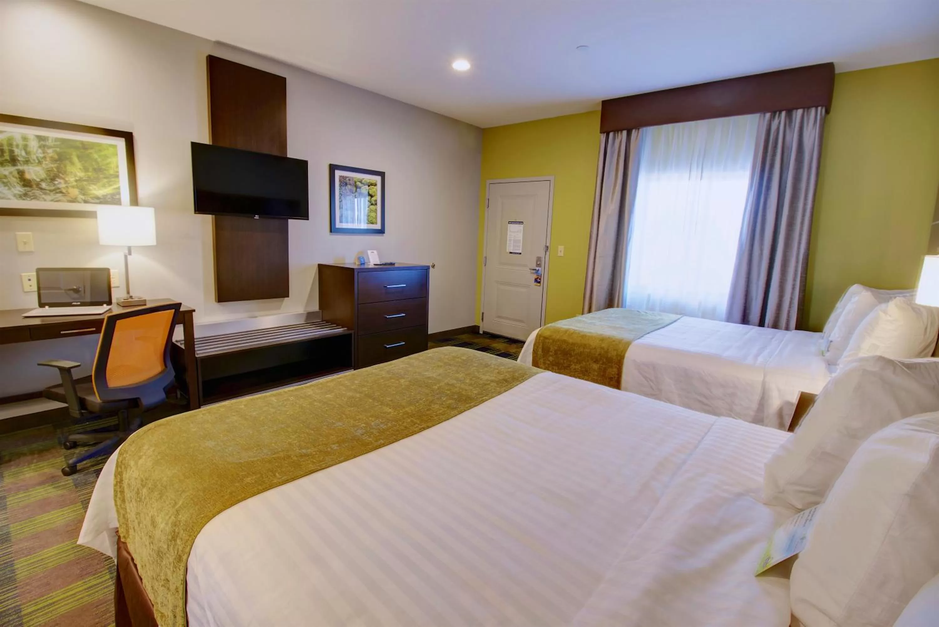 Photo of the whole room, Bed in Days Inn & Suites by Wyndham Port Arthur