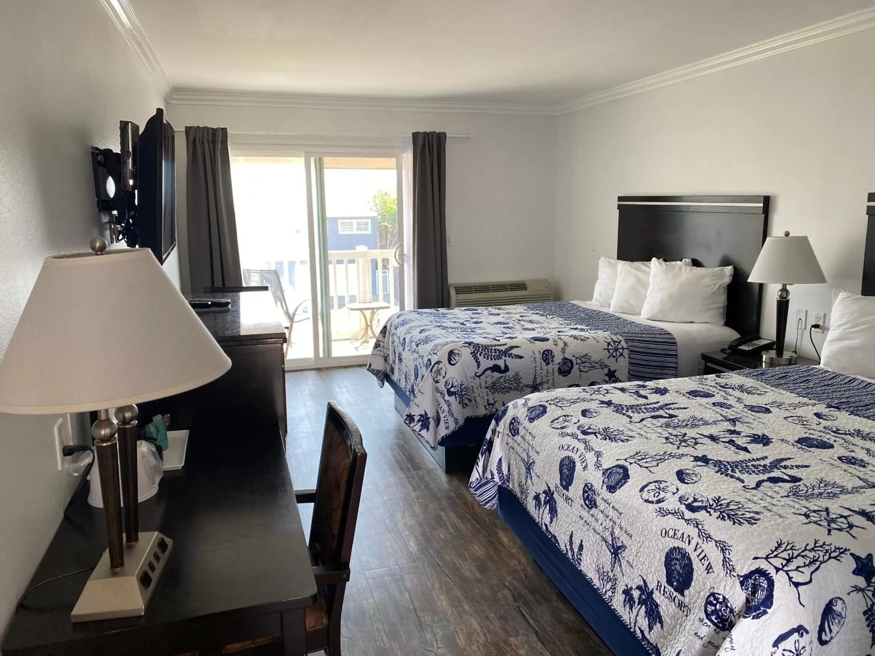 Bed in Ocean Surf Inn & Suites