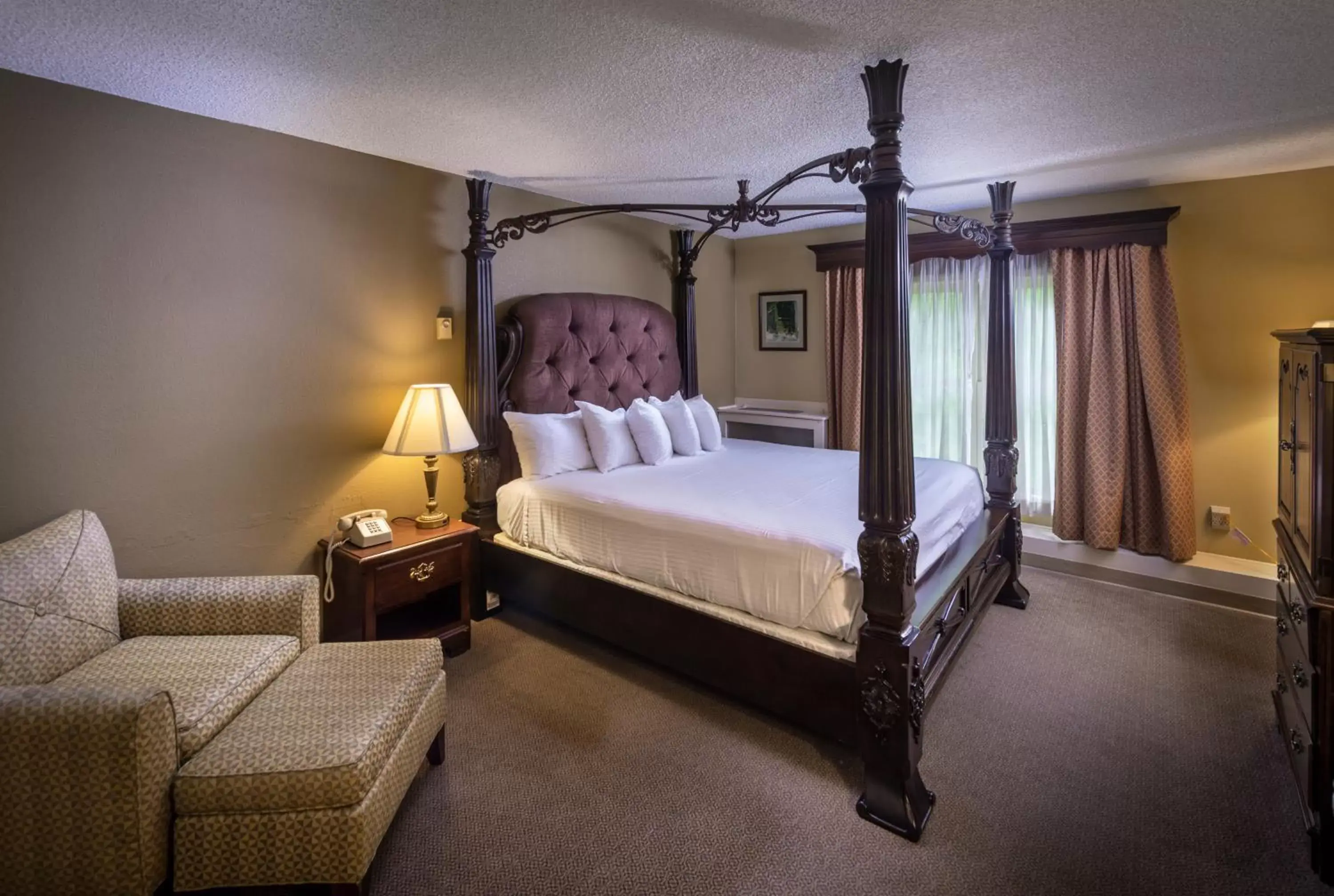Photo of the whole room, Bed in Brandywine River Hotel