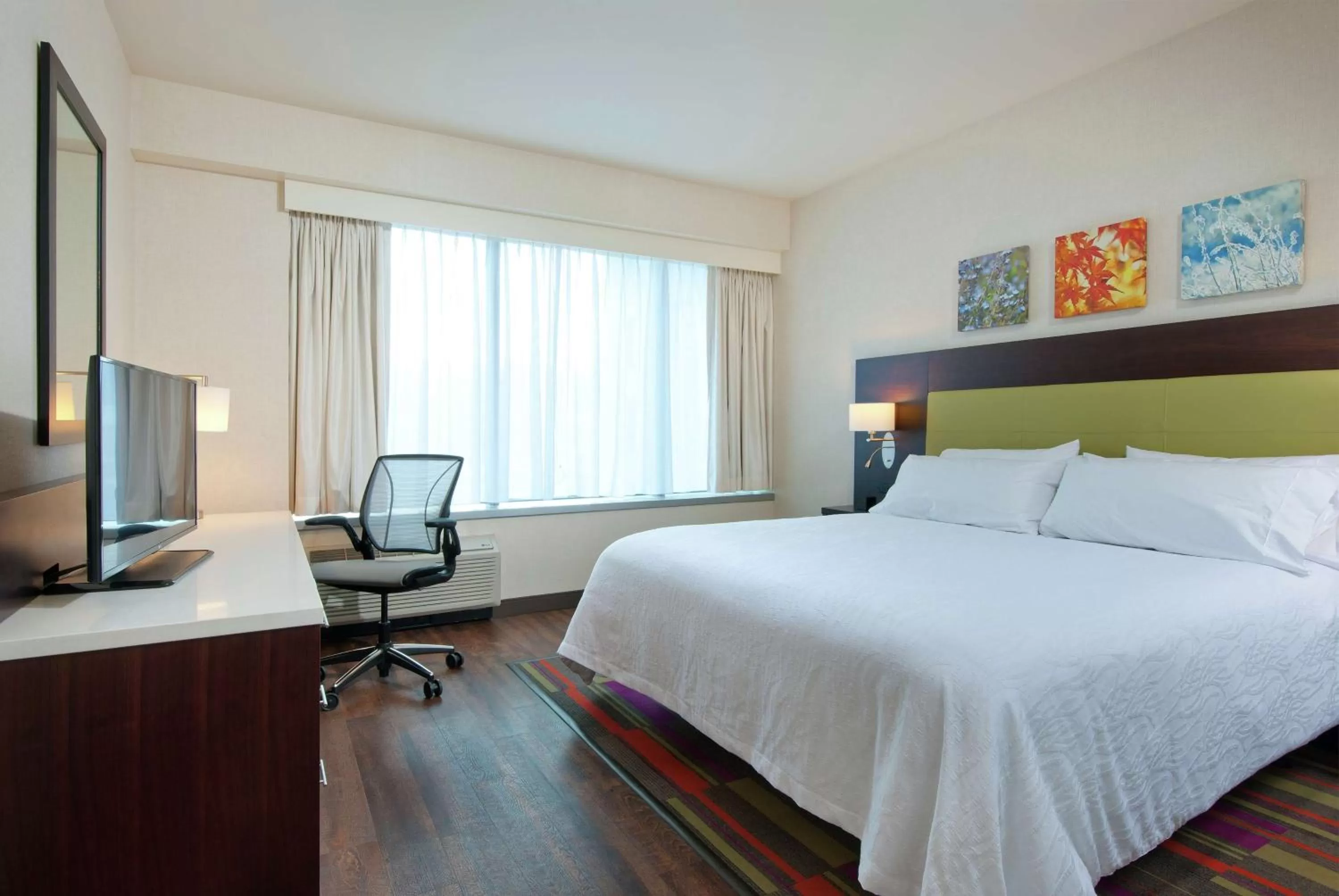 Bedroom, Bed in Hilton Garden Inn Pittsburgh Downtown