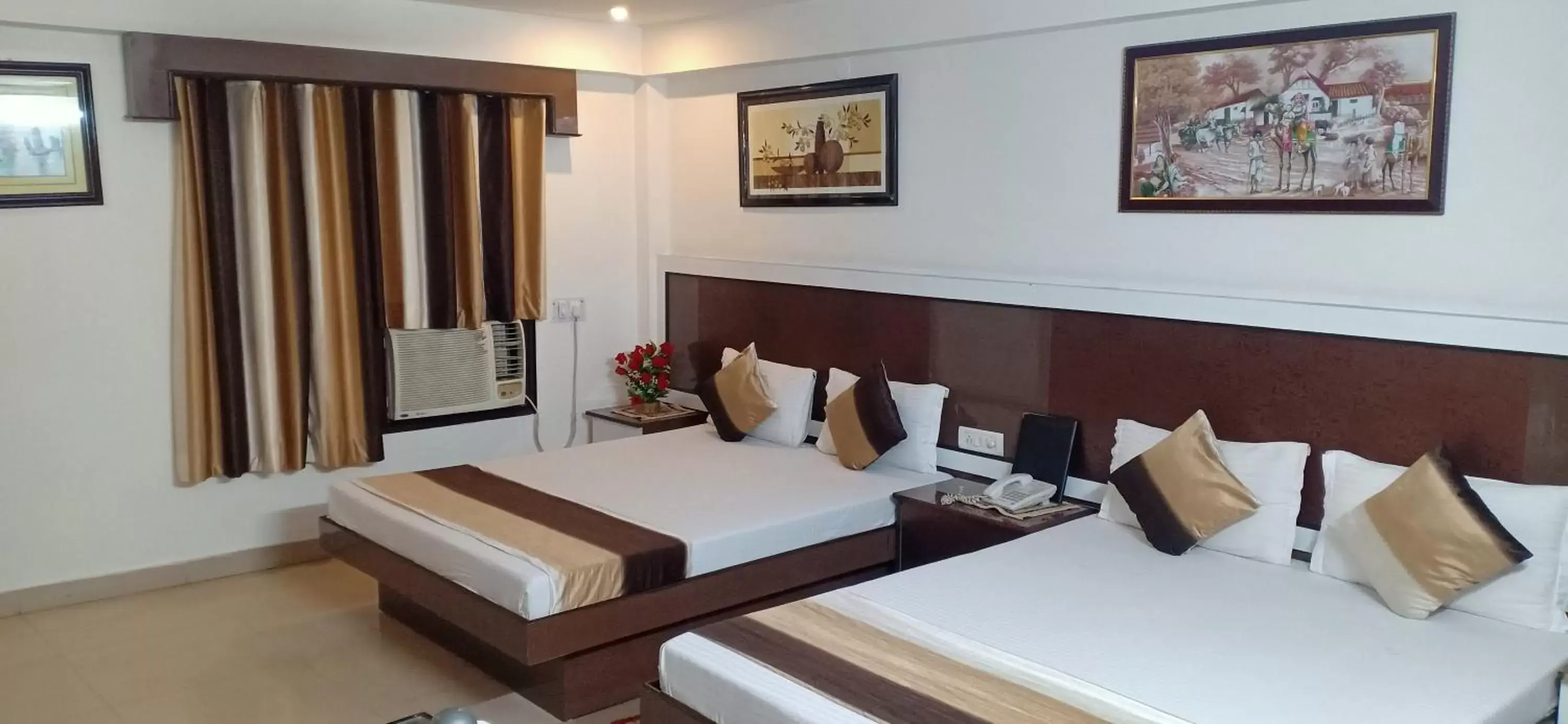 Bed in Hotel Su Shree Continental 5 Minutes Walk From New Delhi Railway Station