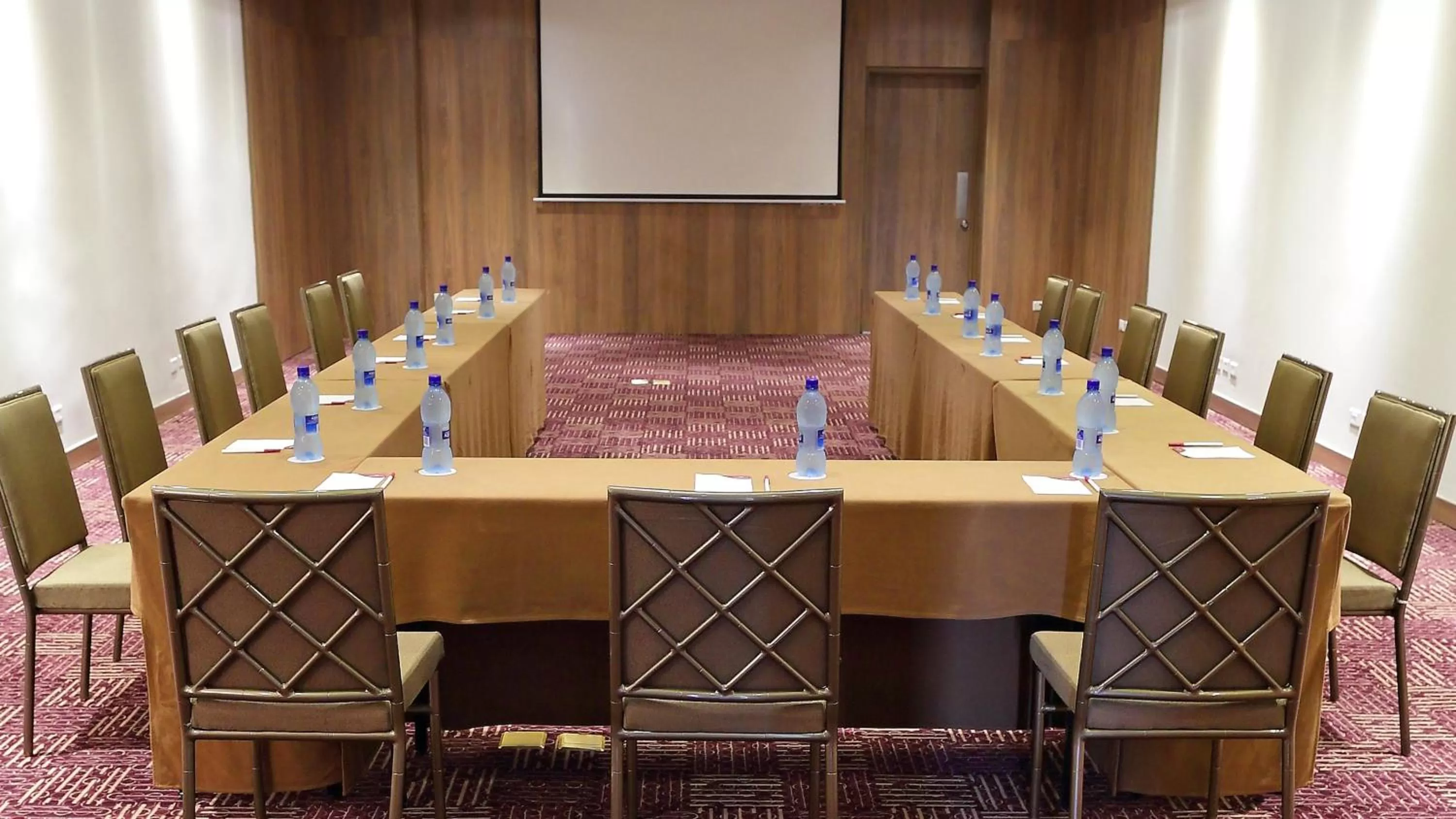 Meeting/conference room in Crowne Plaza Airport by IHG