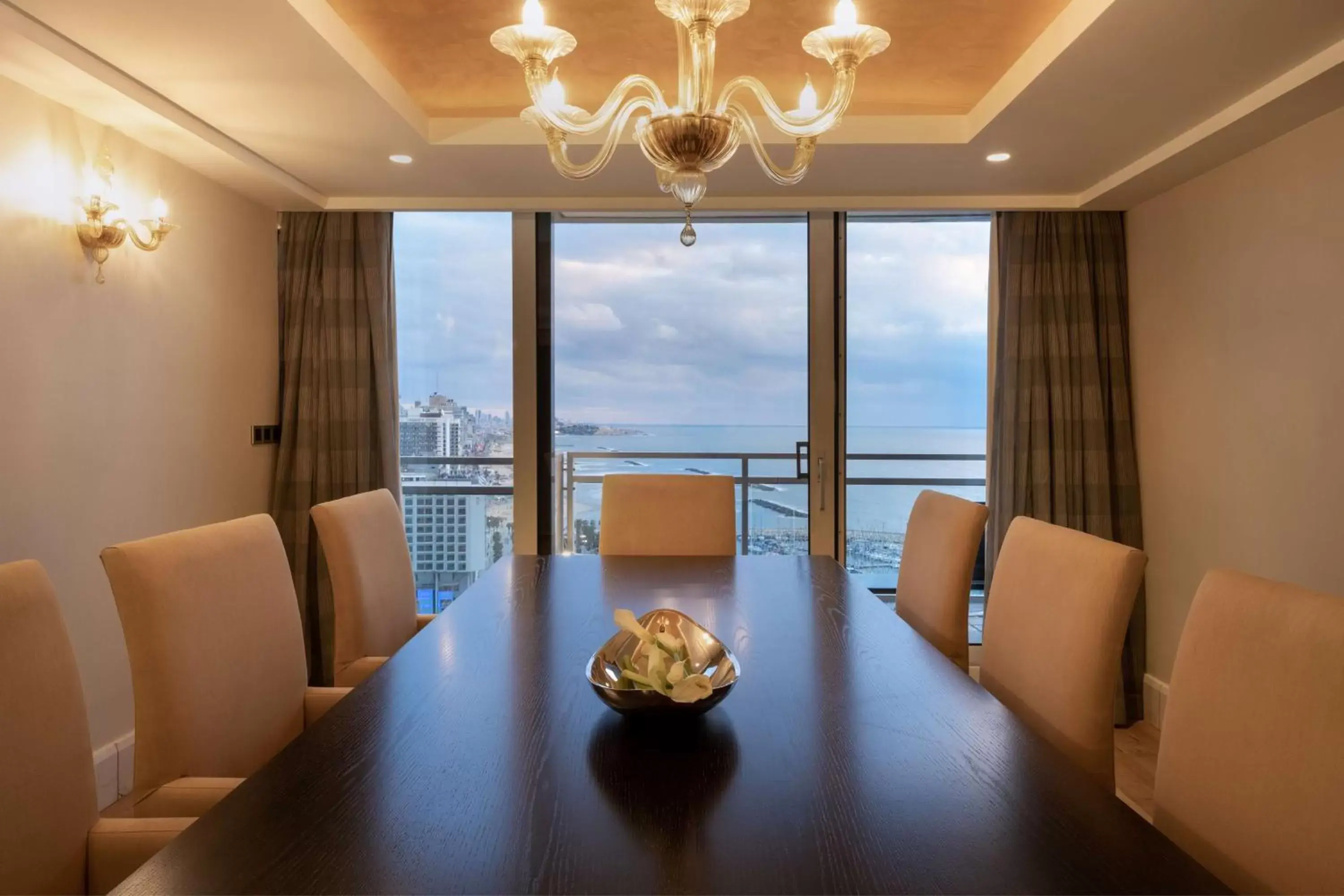 Photo of the whole room, Seating Area in The Vista At Hilton Tel Aviv