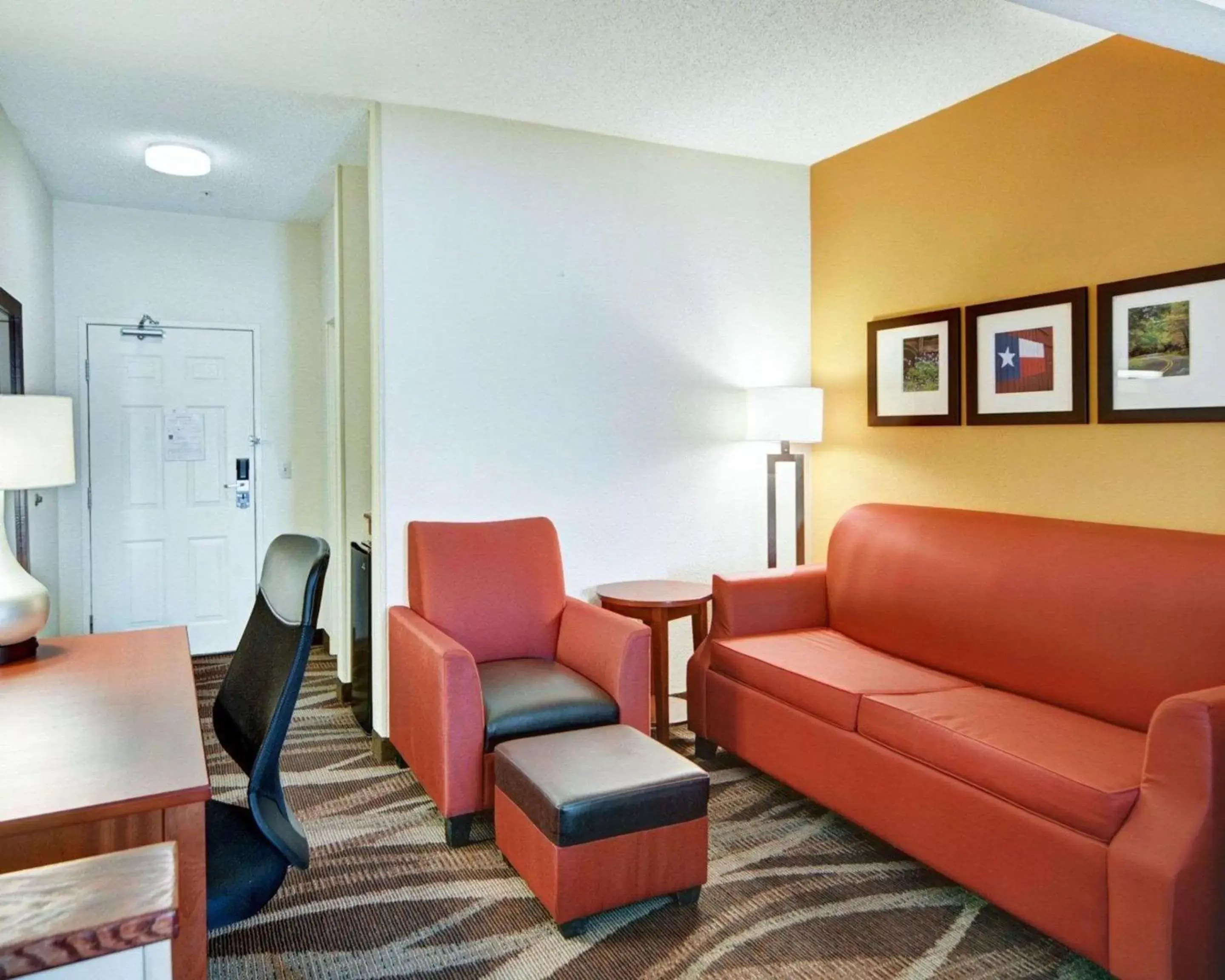 Photo of the whole room, Seating Area in Comfort Suites Longview North