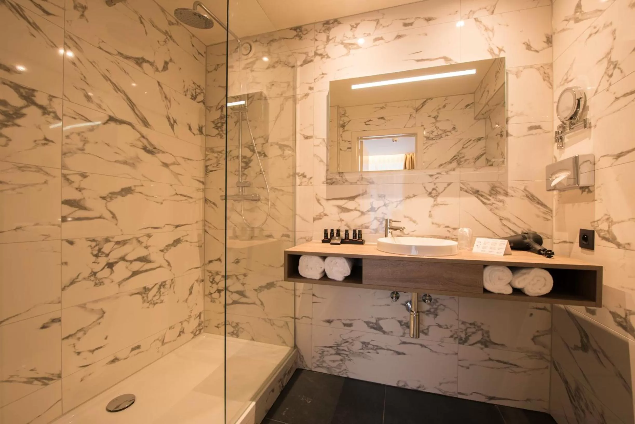 Bathroom in Hotel Acacia