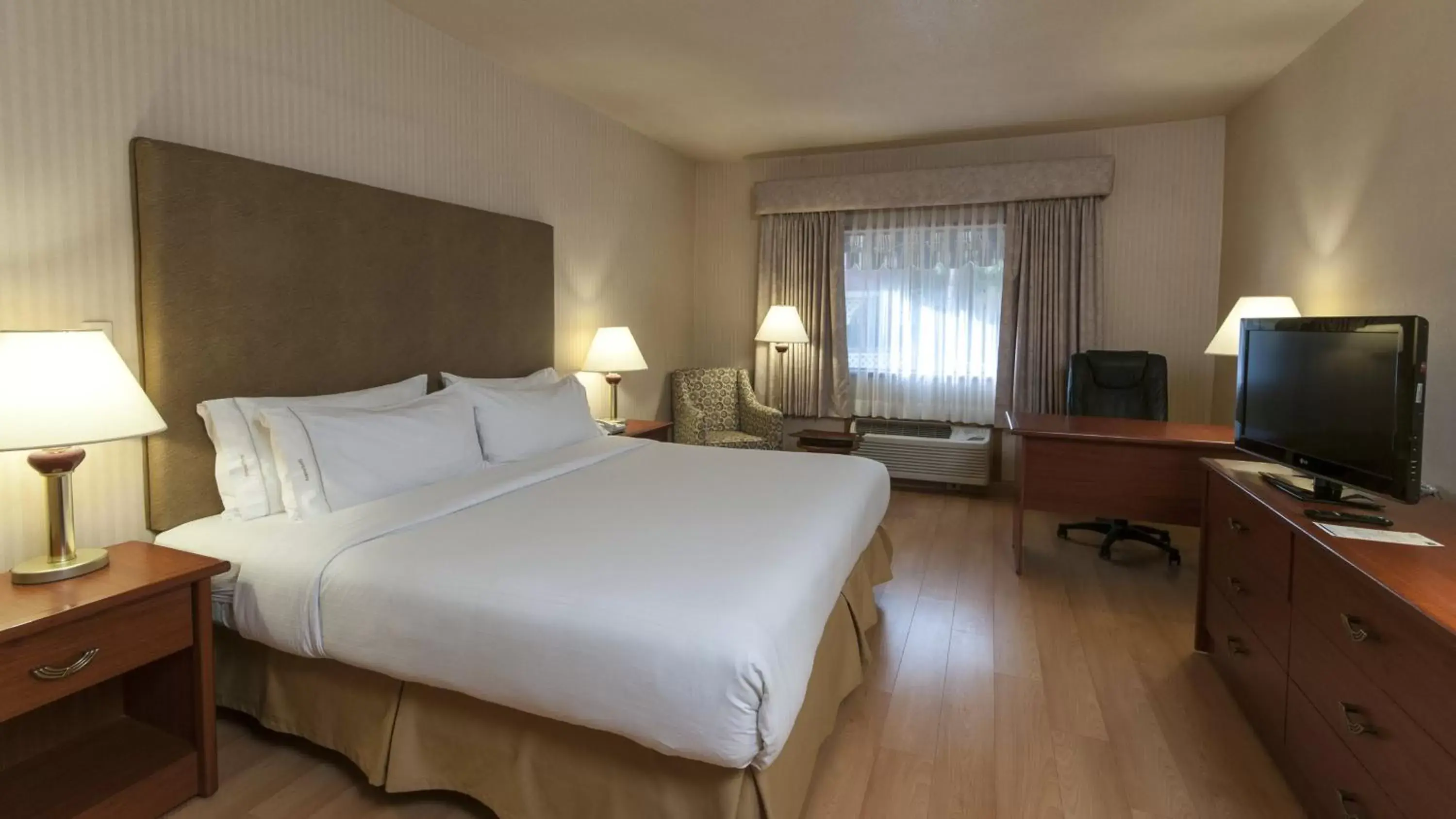 Photo of the whole room, Bed in Holiday Inn Express Chihuahua, an IHG Hotel