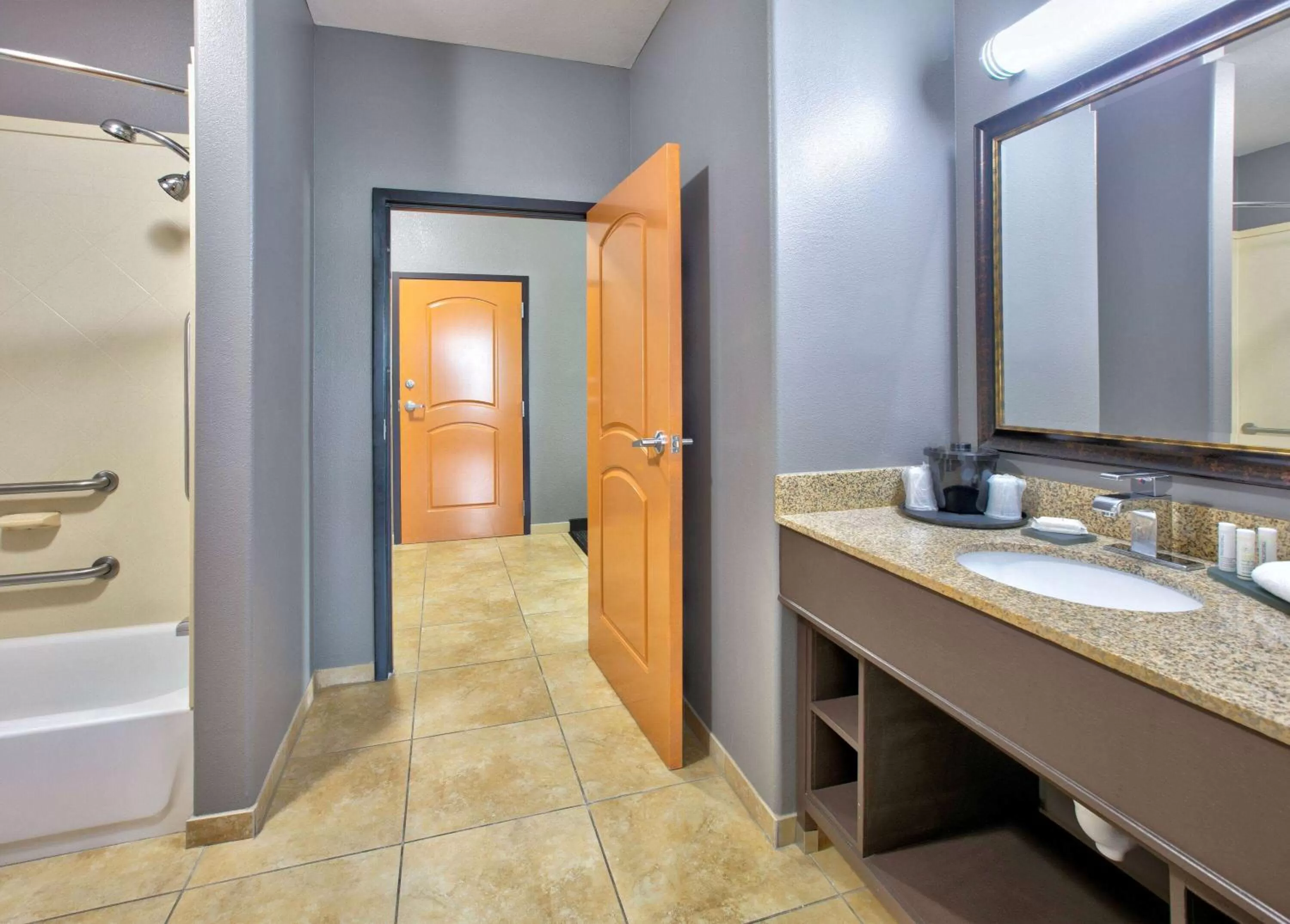 Bathroom in La Quinta by Wyndham Little Rock - Bryant