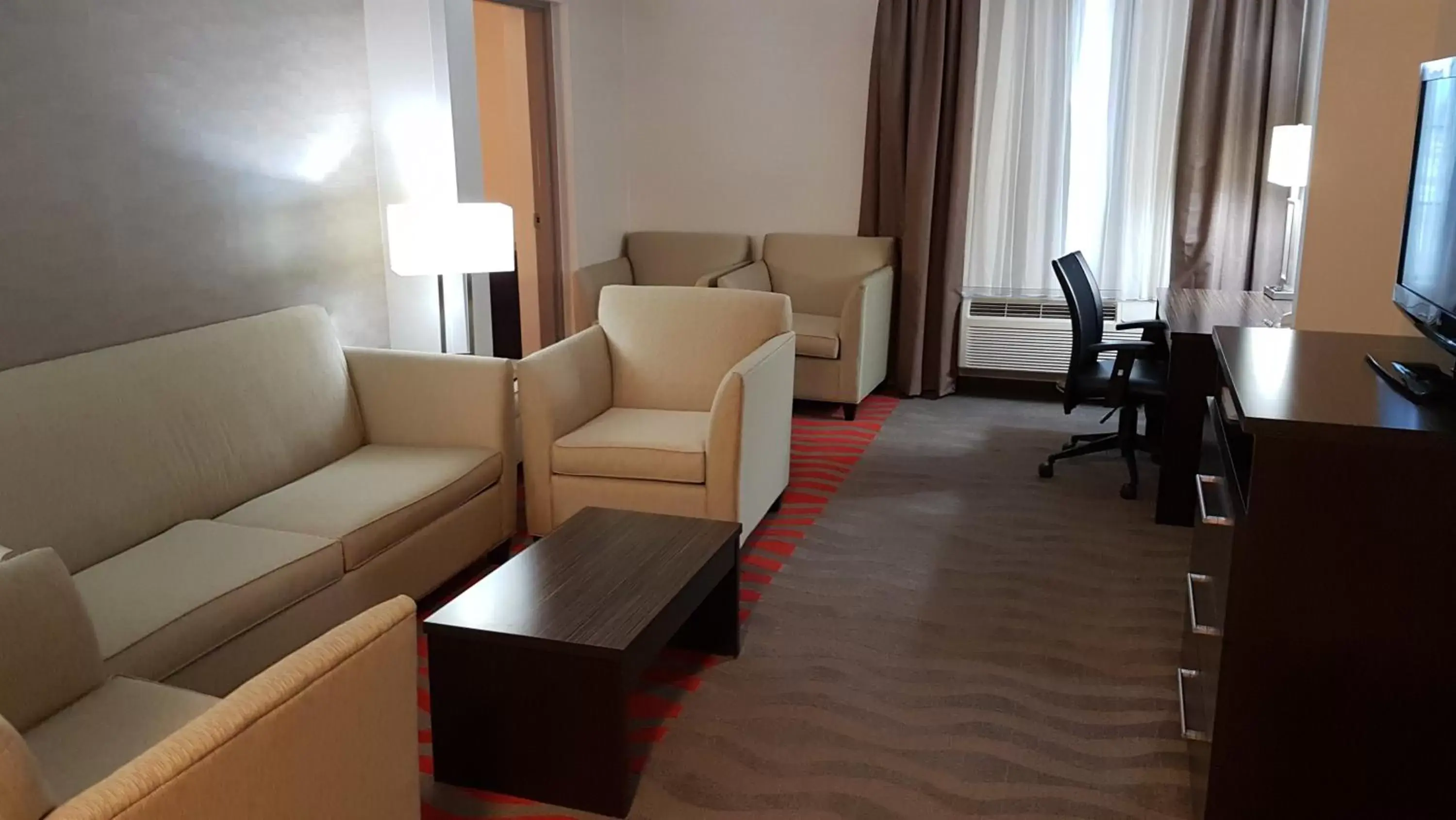 Photo of the whole room, Seating Area in Holiday Inn Express Hotel & Suites Barrie, an IHG Hotel