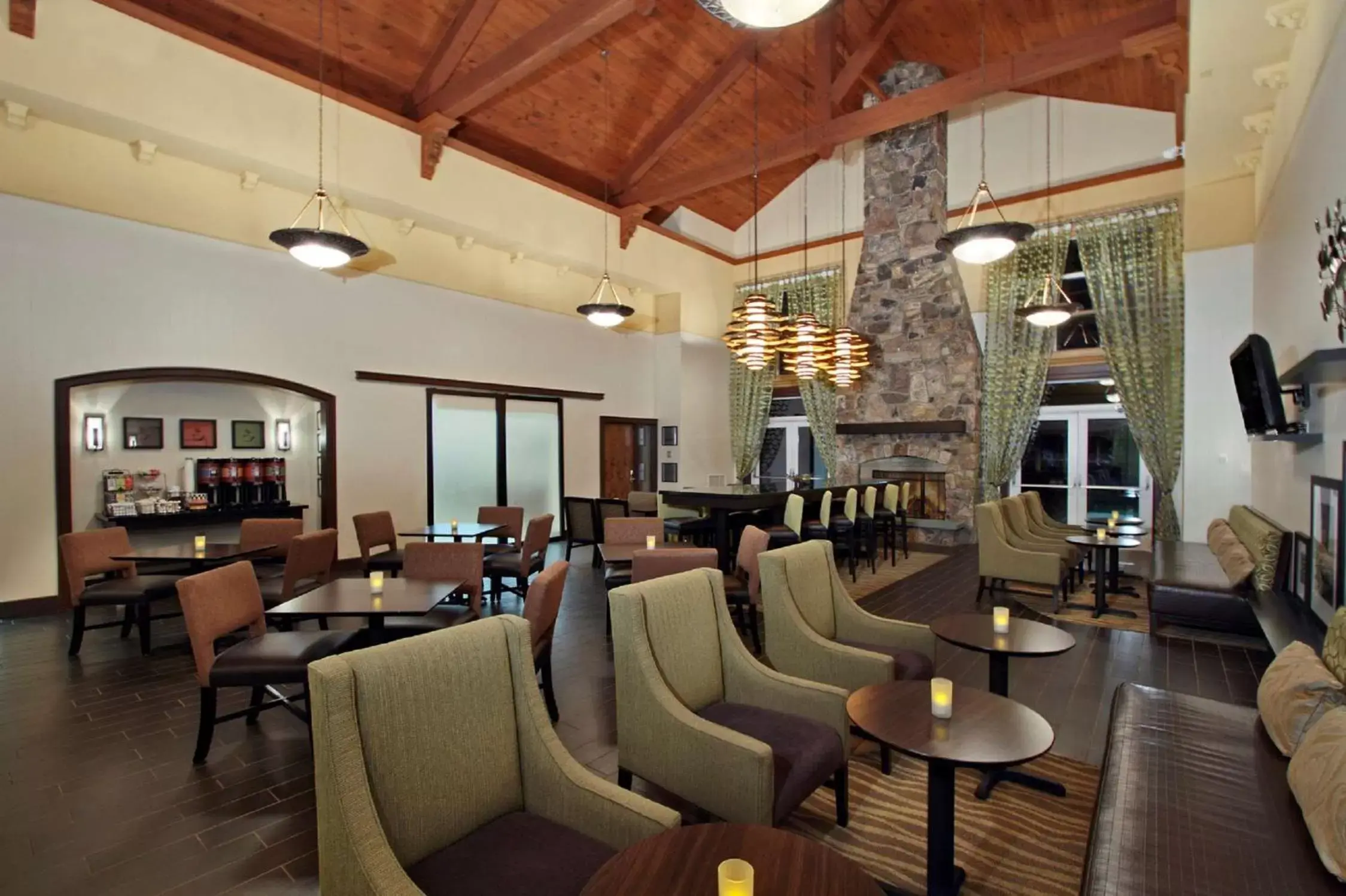 Lobby or reception, Lounge/Bar in Hampton Inn & Suites Newtown