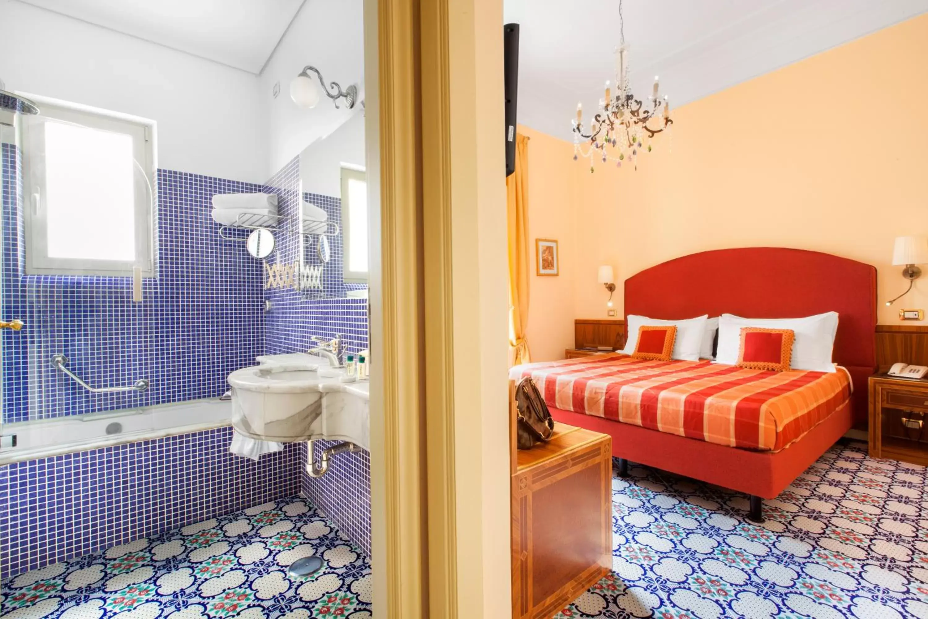 Bathroom, Bed in Hotel Antiche Mura