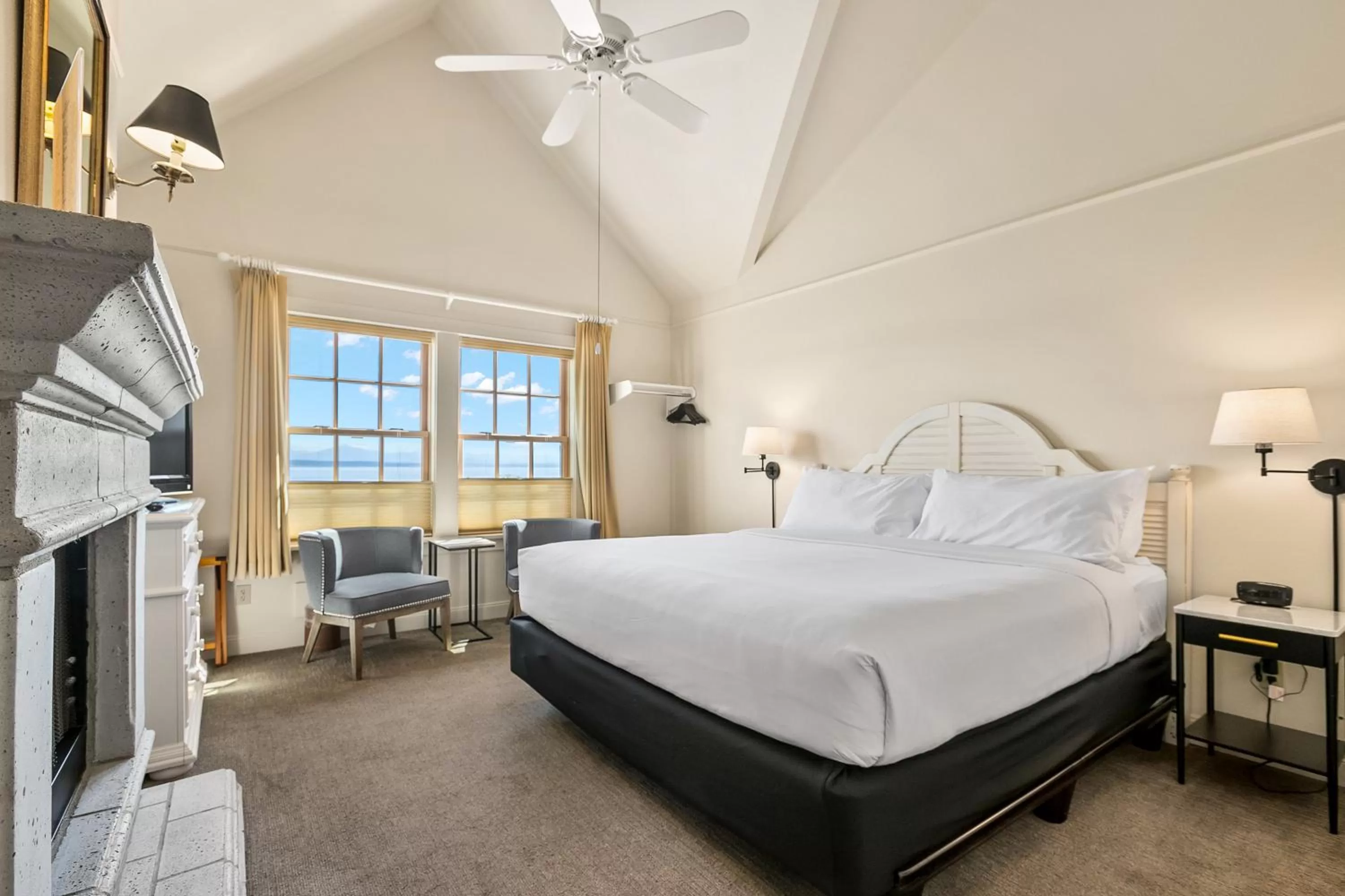 Photo of the whole room, Bed in Saratoga Inn