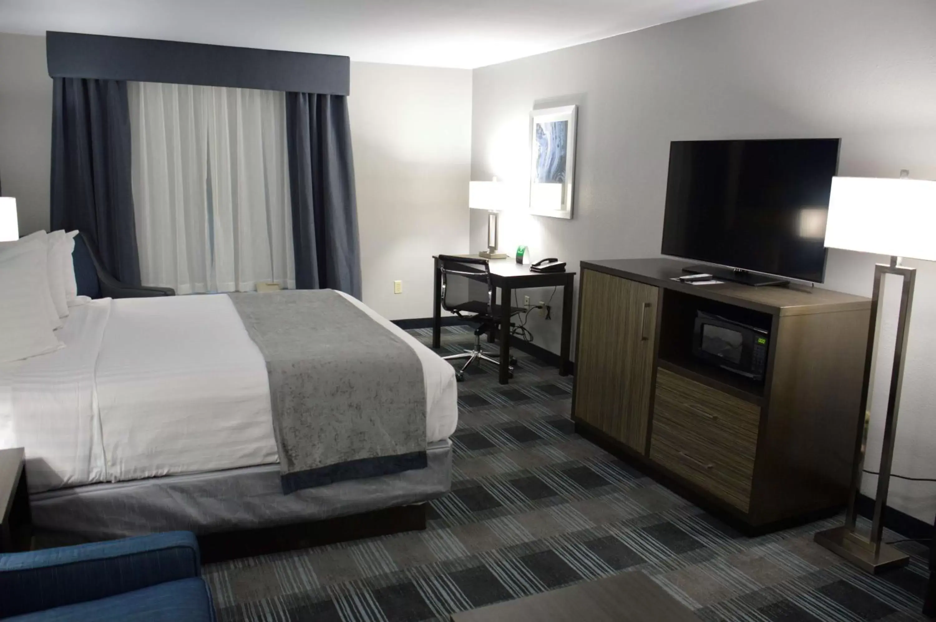 Photo of the whole room, Bed in Best Western Town Center Inn