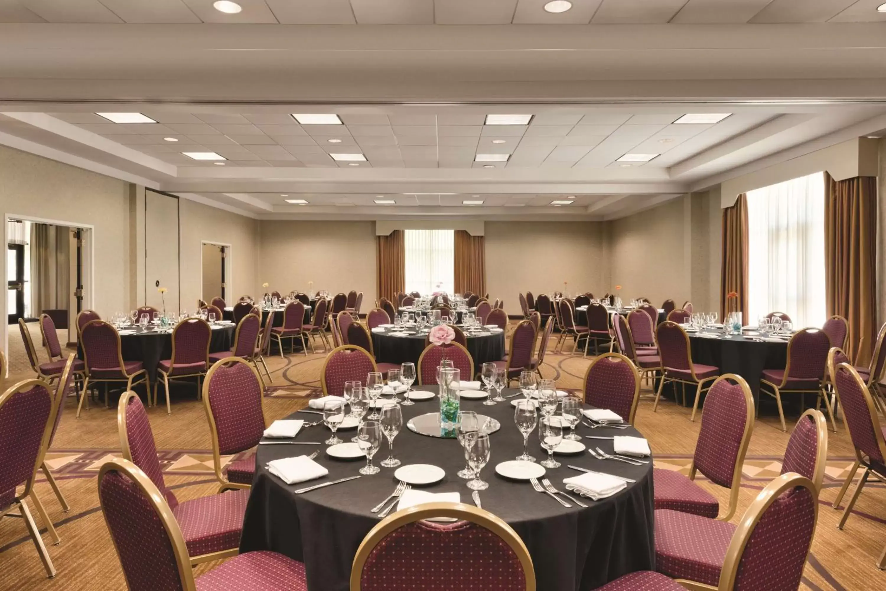Meeting/conference room, Restaurant/Places to Eat in DoubleTree by Hilton Milwaukee/Brookfield