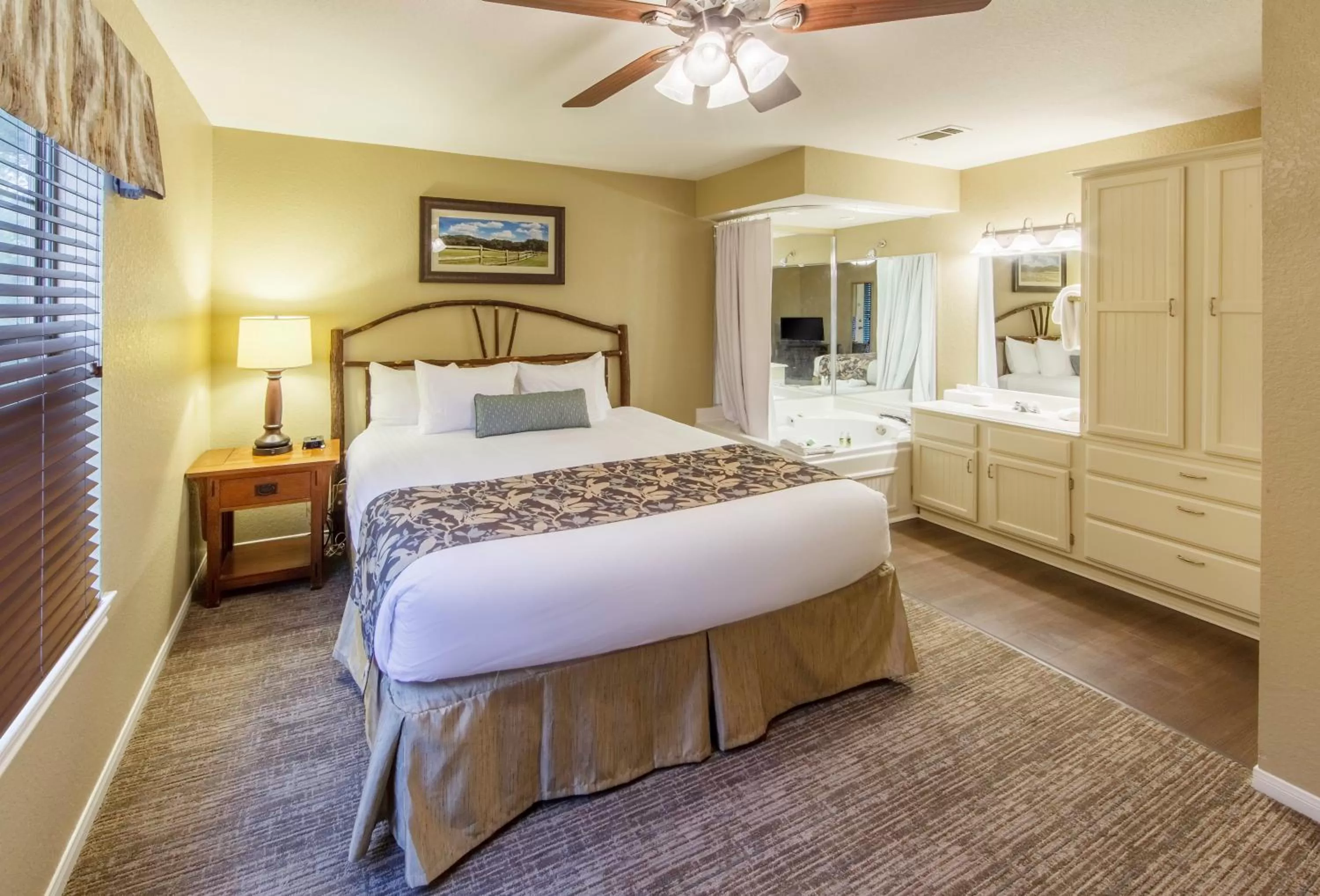 Photo of the whole room, Bed in Holiday Inn Club Vacations Piney Shores Resort at Lake Conroe