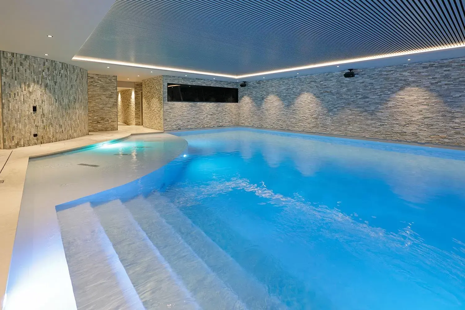 Swimming Pool in Hotel Restaurant Van Der Valk Nivelles-Sud