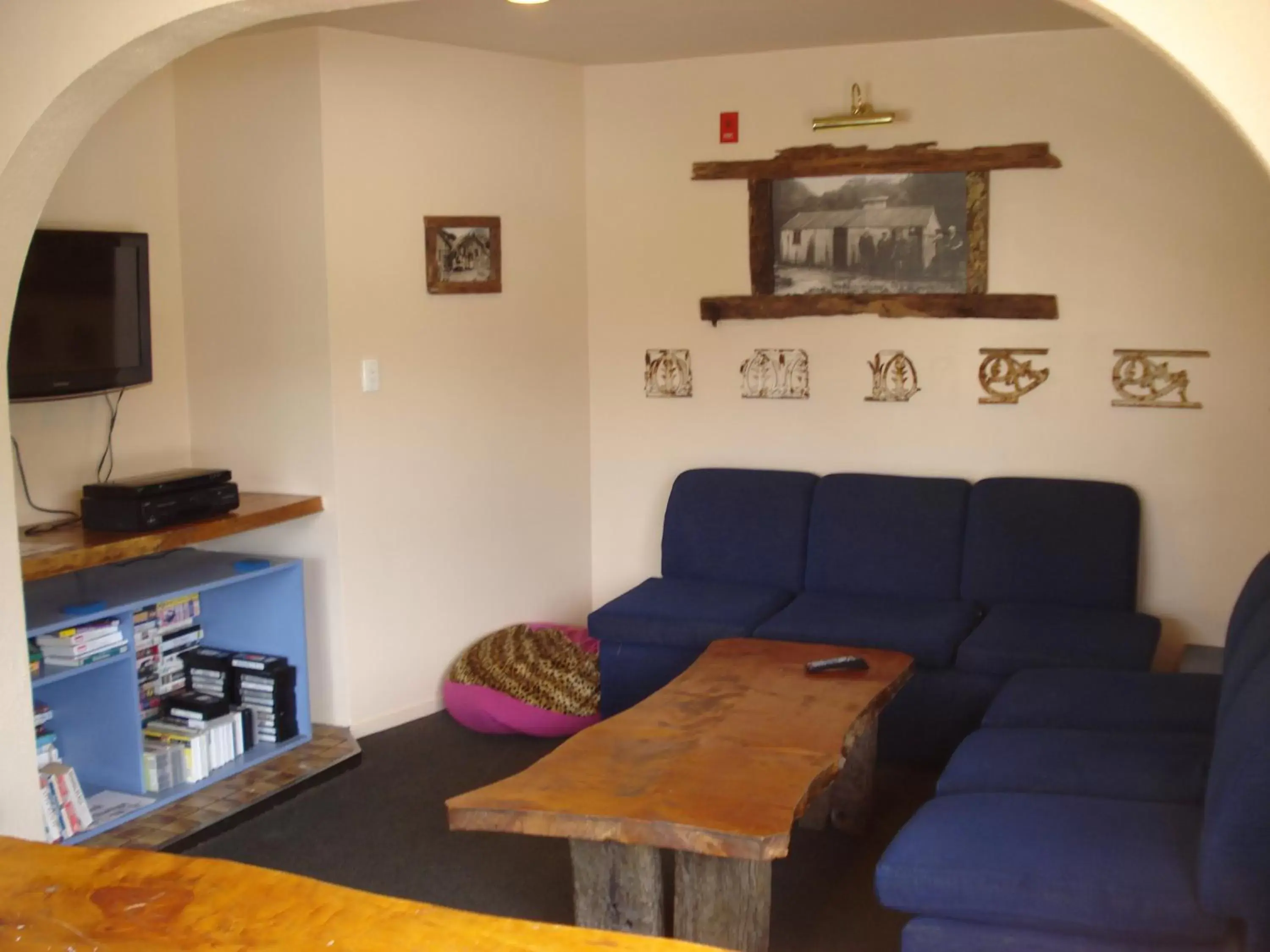 Communal lounge/ TV room, Seating Area in Southern Laughter Backpackers