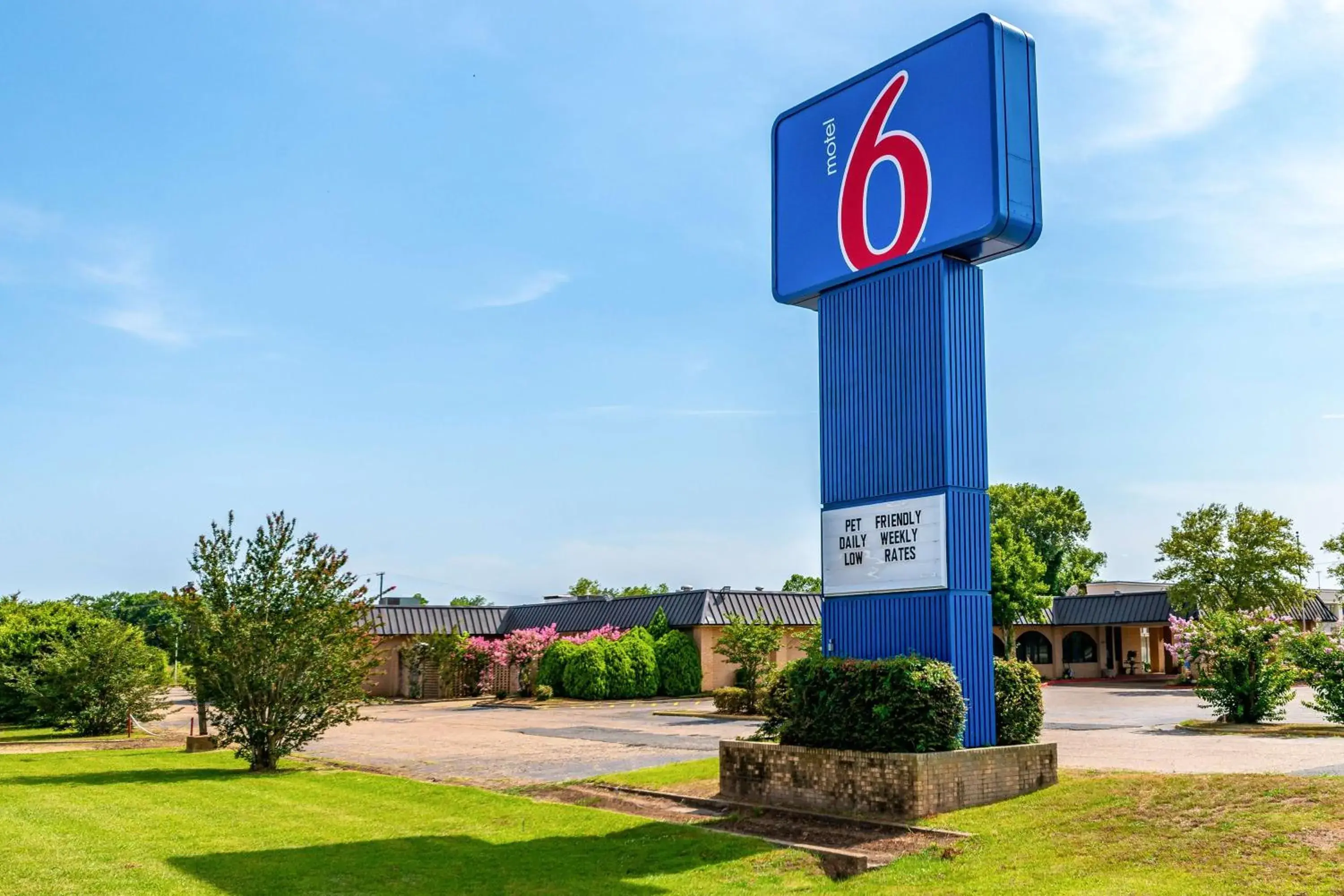 Property building, Garden in Motel 6-Natchitoches, LA