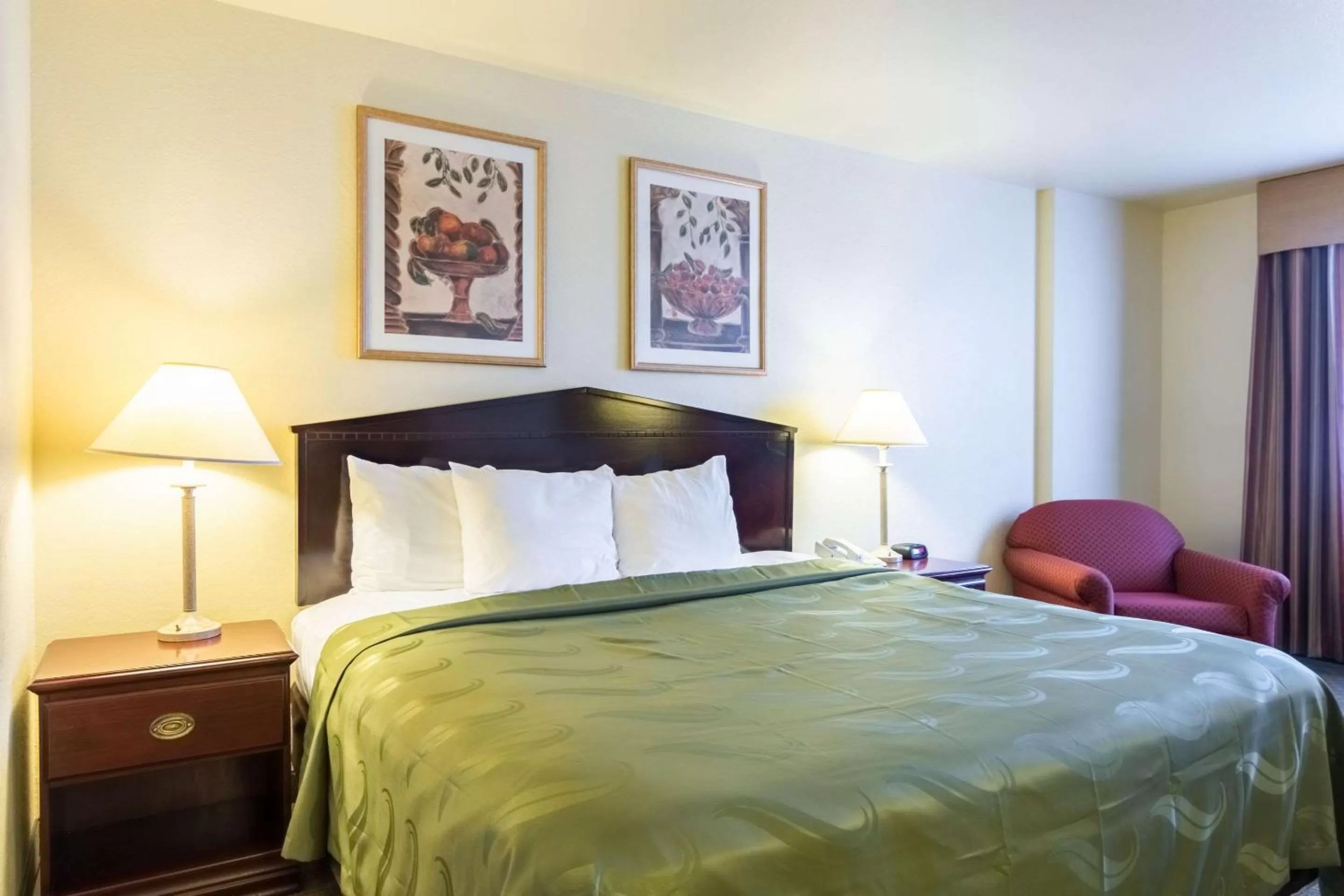 Photo of the whole room, Bed in Quality Inn & Suites of Alma - Northeast from Fort Smith