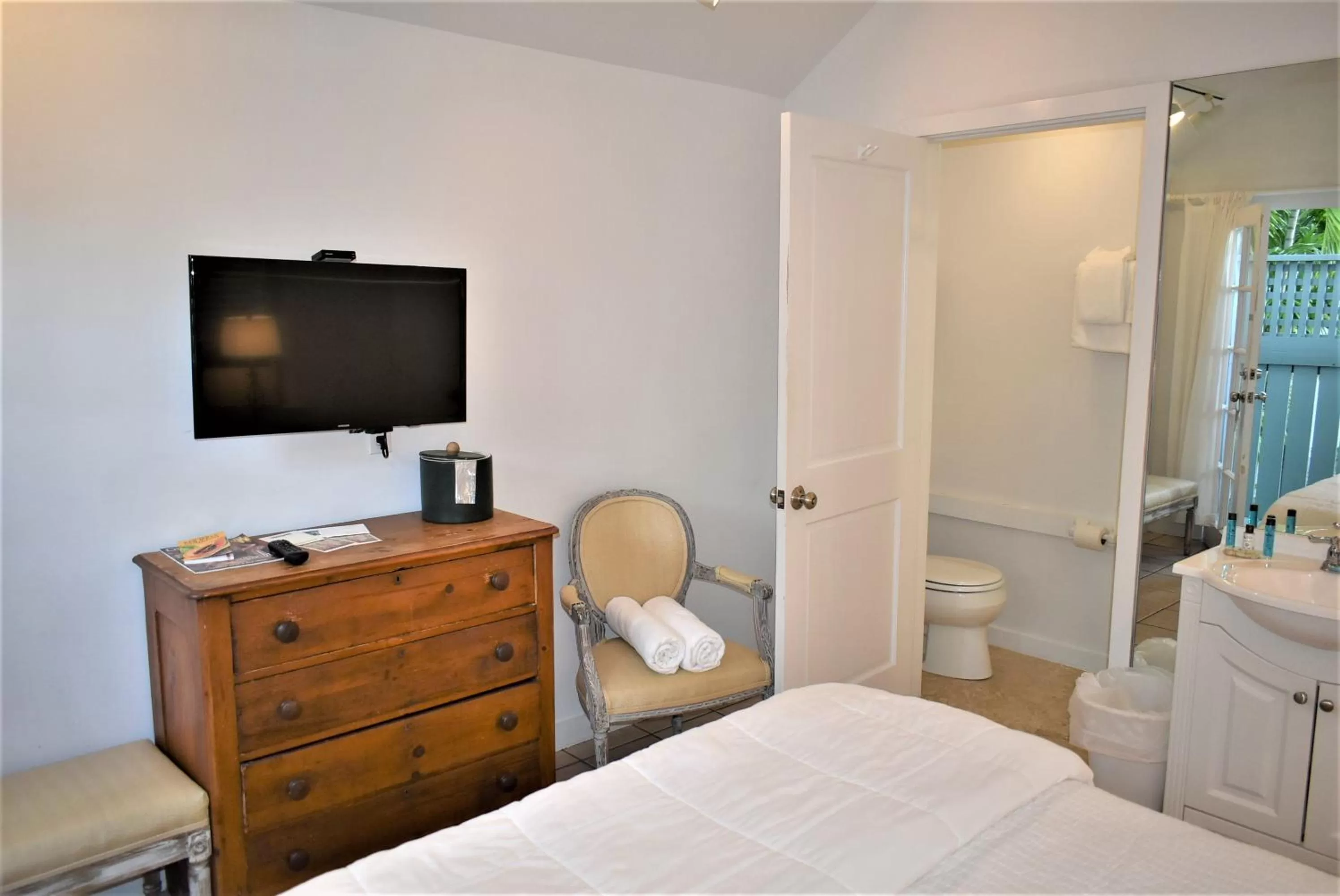 Bathroom, Bed in Simonton Court Historic Inn & Cottages