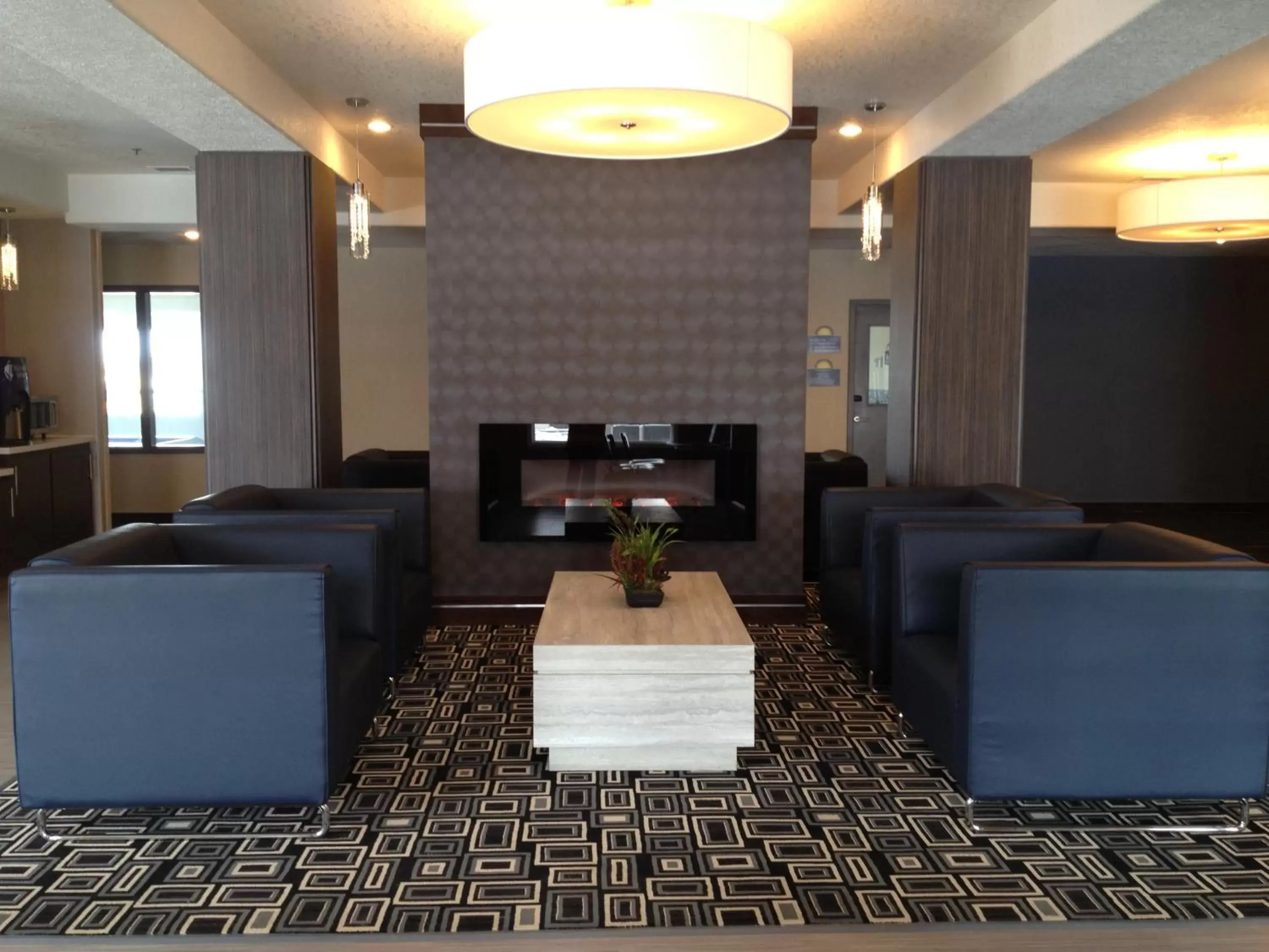 Lobby or reception, Lounge/Bar in Days Inn & Suites by Wyndham Yorkton