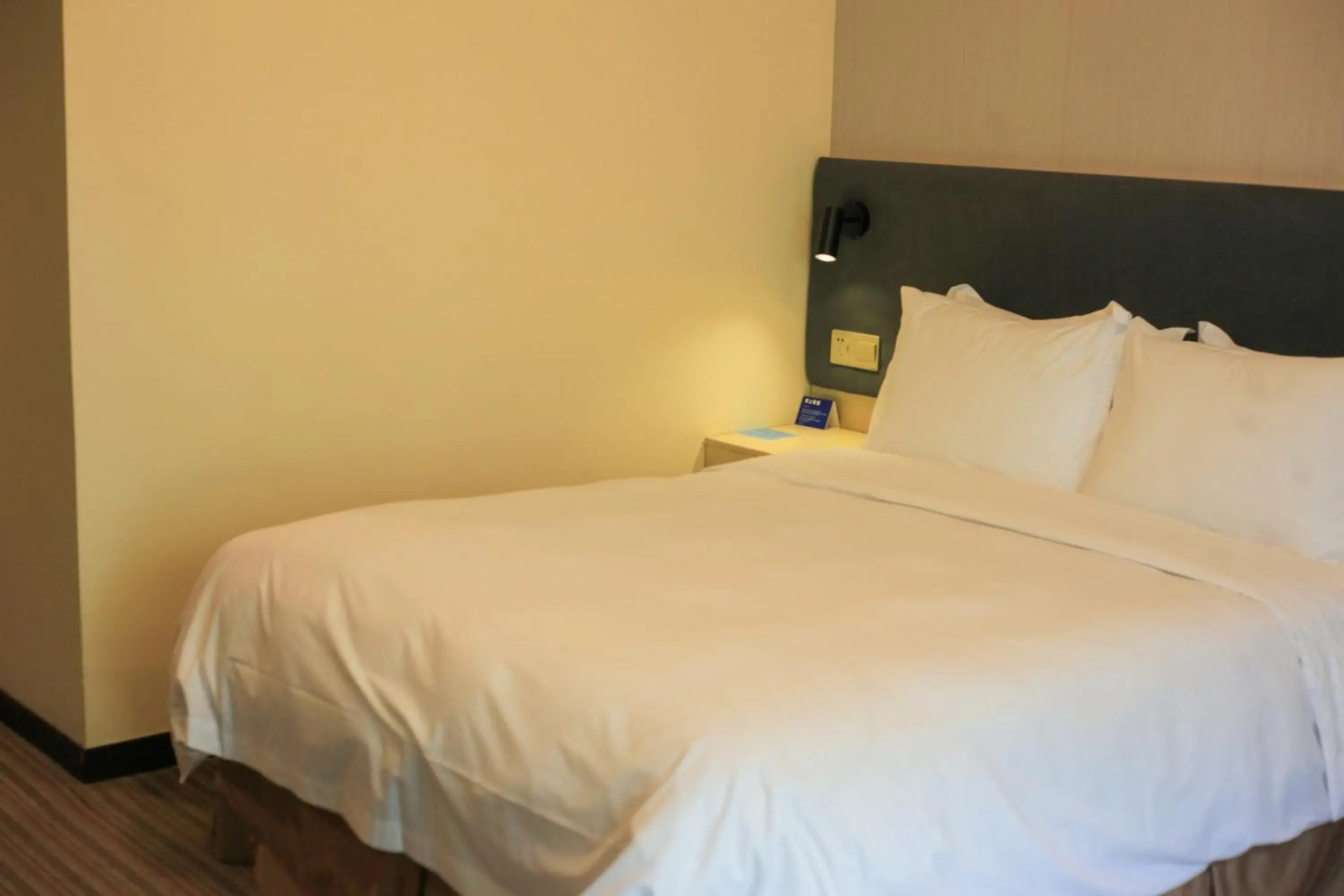 Bed in Holiday Inn Express Shanghai Putuo, an IHG Hotel