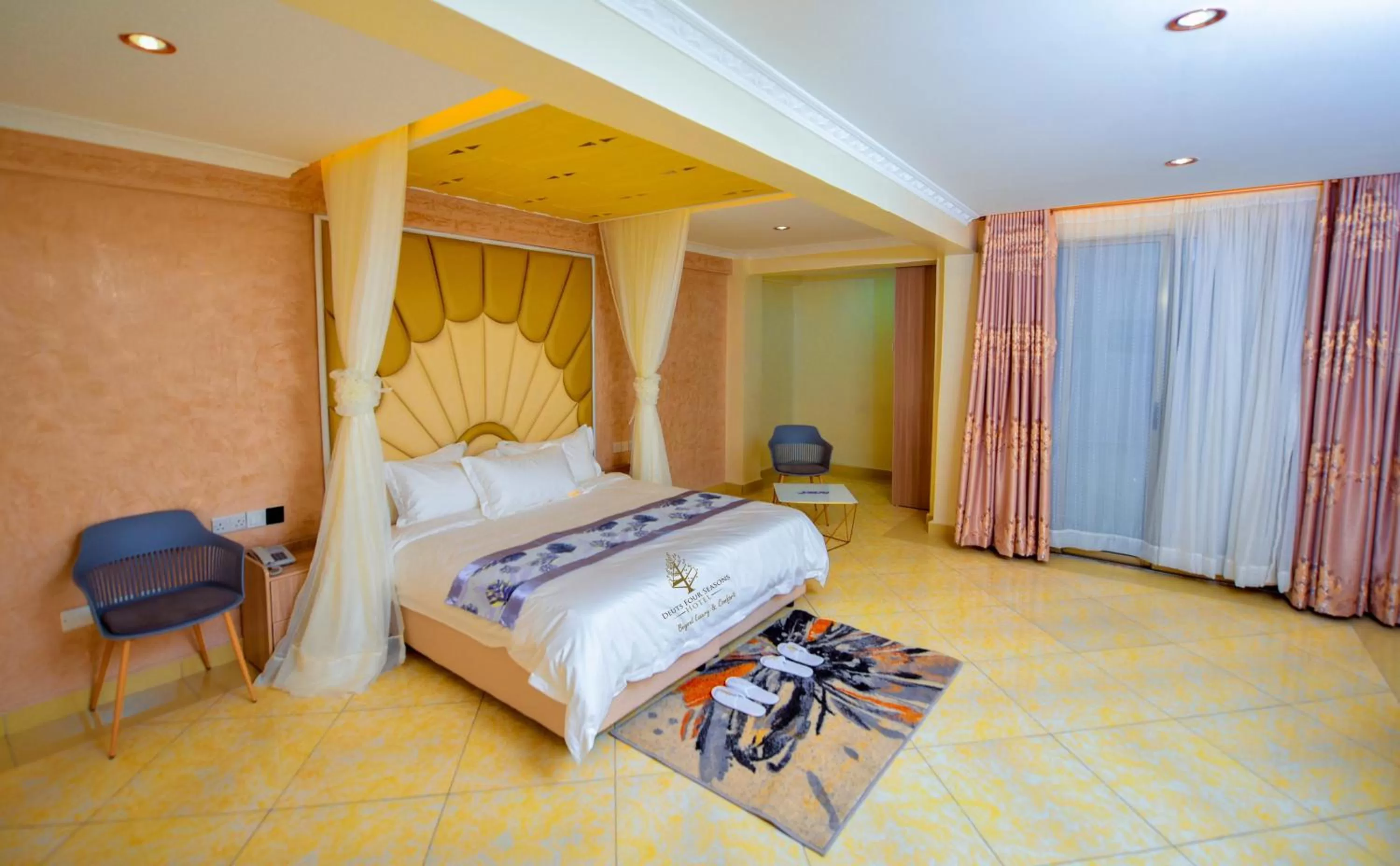 Photo of the whole room, Bed in Deuts Four Seasons Hotel