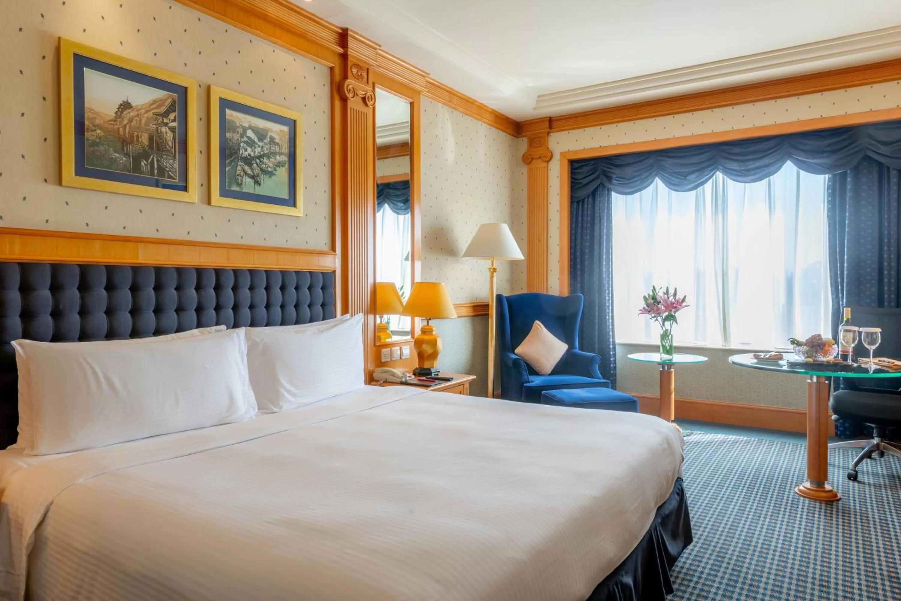 Photo of the whole room, Bed in Crowne Plaza Shanghai by IHG