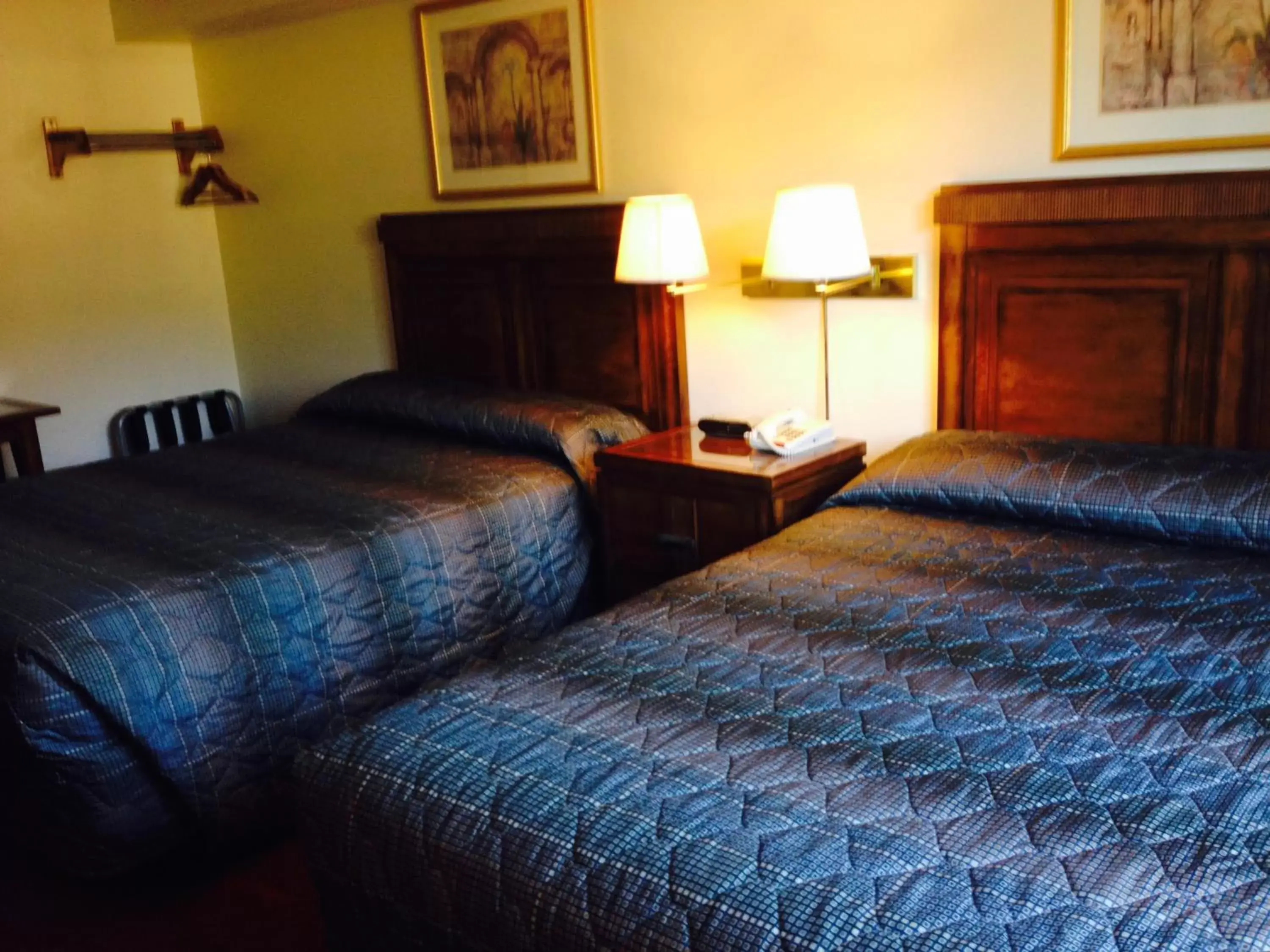 Bed in Bay City Motor Inn