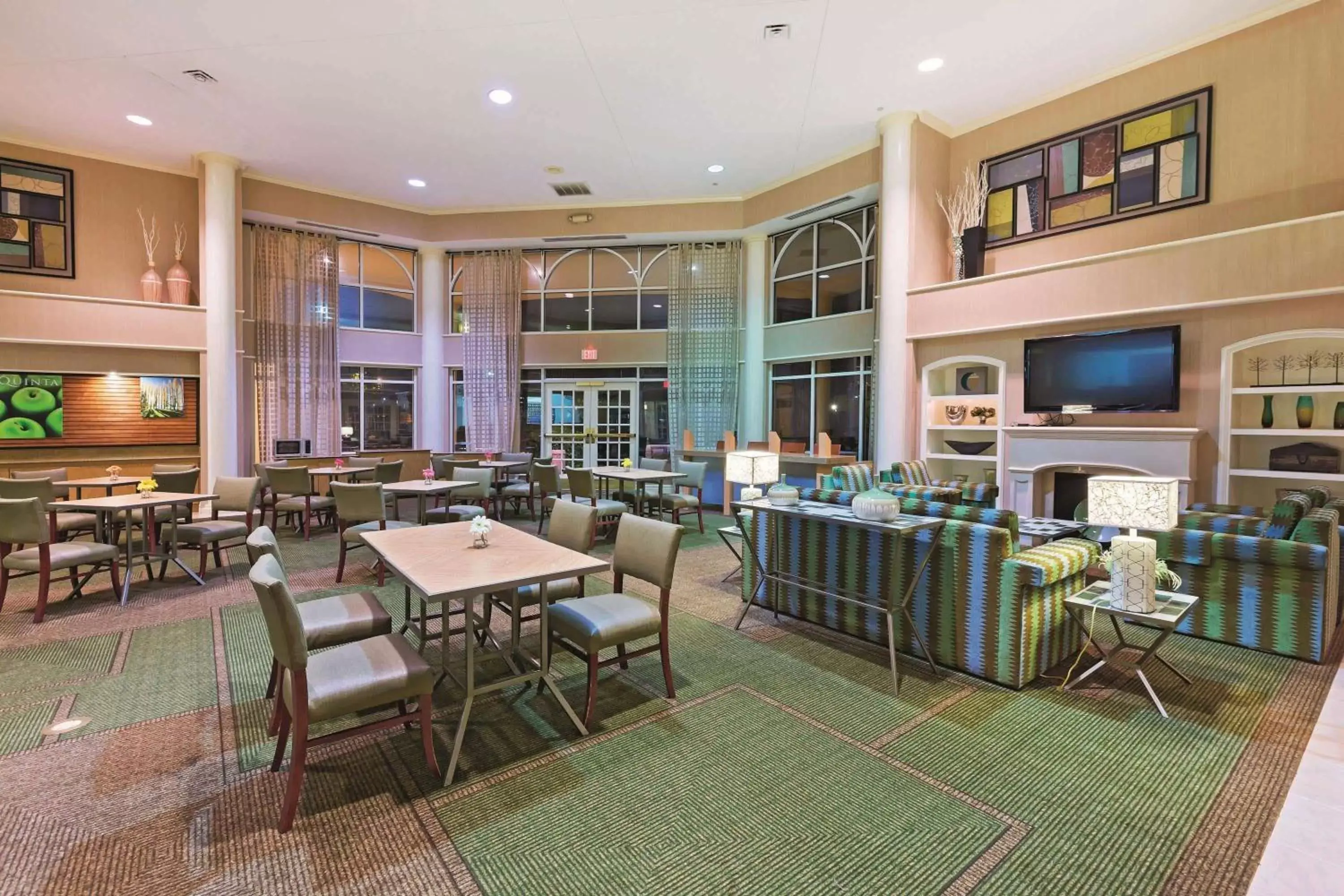 Lobby or reception, Restaurant/Places to Eat in La Quinta by Wyndham Dallas DFW Airport North