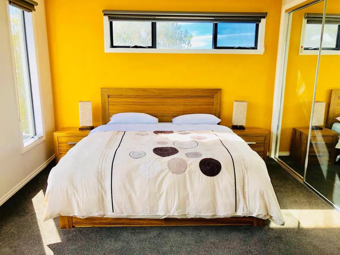 Bed in Apollo Bay Seal Apartments