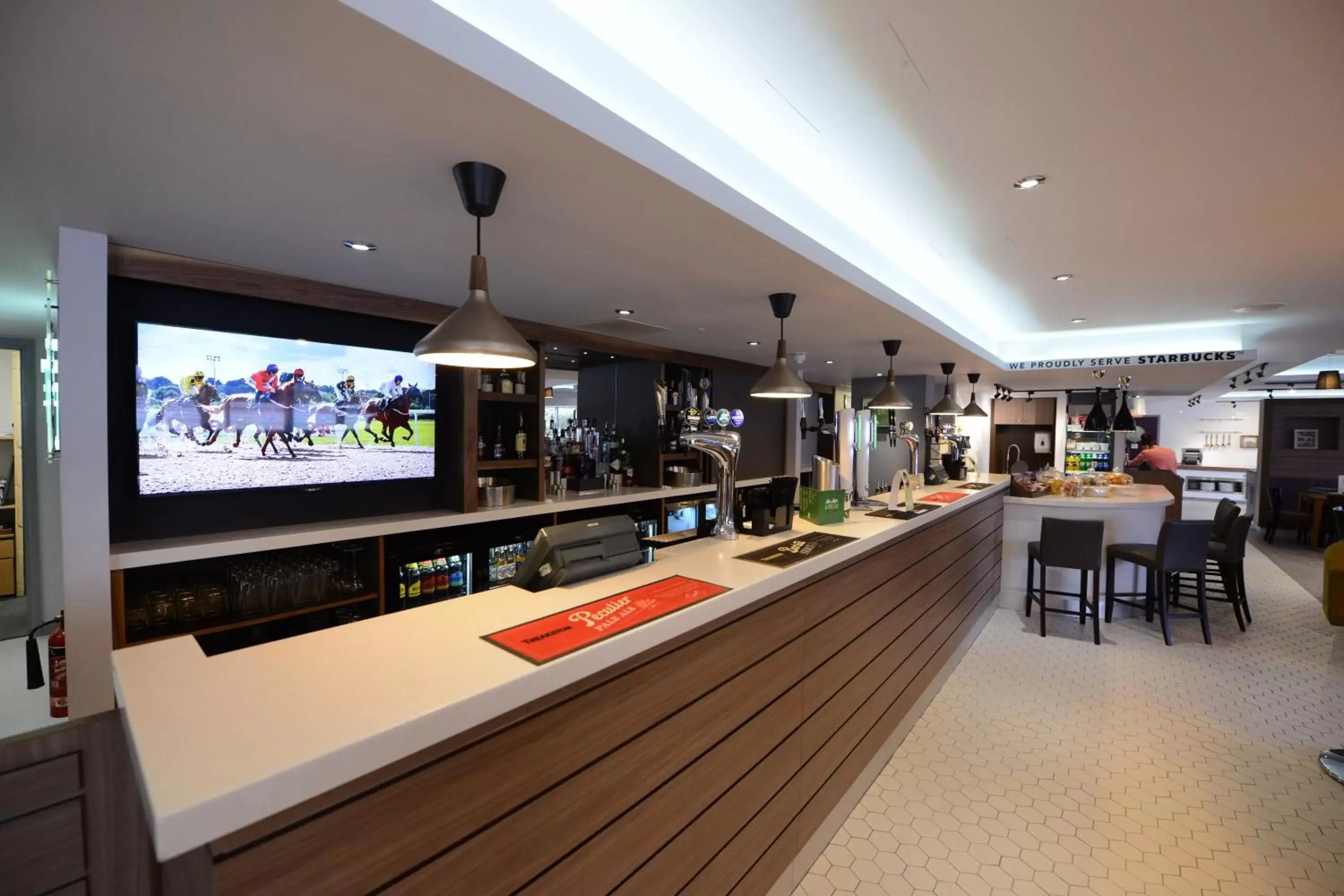 Lounge or bar, Restaurant/Places to Eat in Holiday Inn Wolverhampton - Racecourse, an IHG Hotel