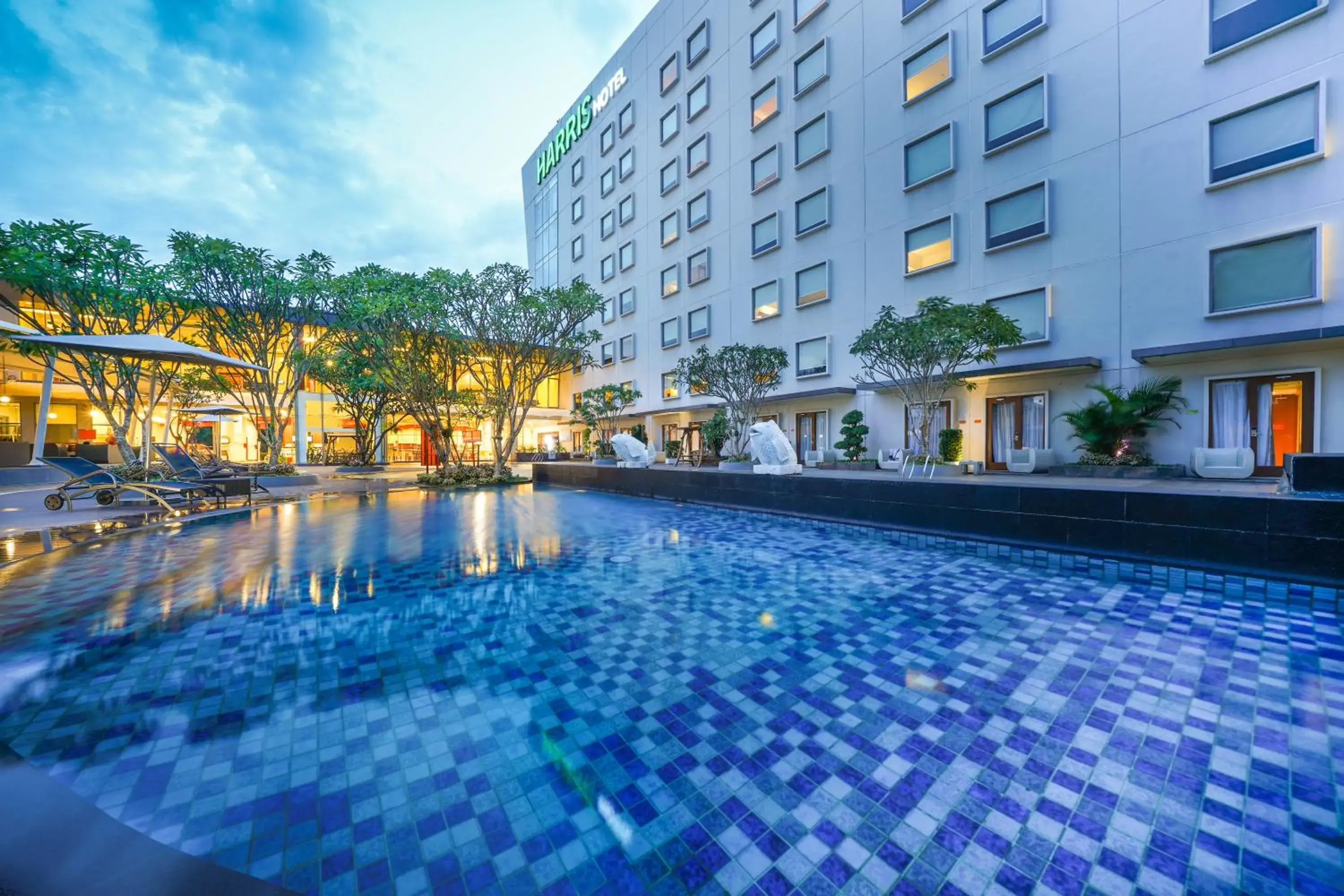 Swimming pool in Harris Hotel Sentul City Bogor