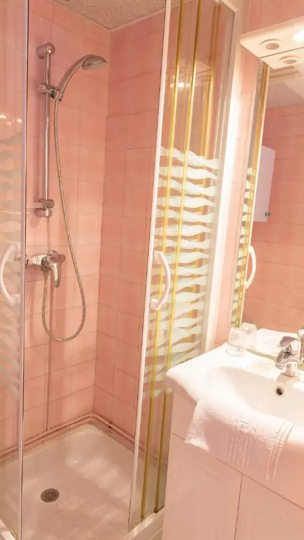 Bathroom in Grand Hôtel Bénodet Les Bains de Mer Riviera Bretonne