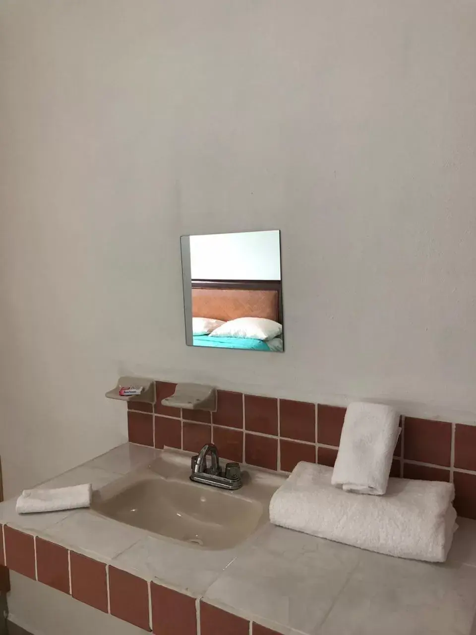 Bathroom in Airport Sleepy Inn
