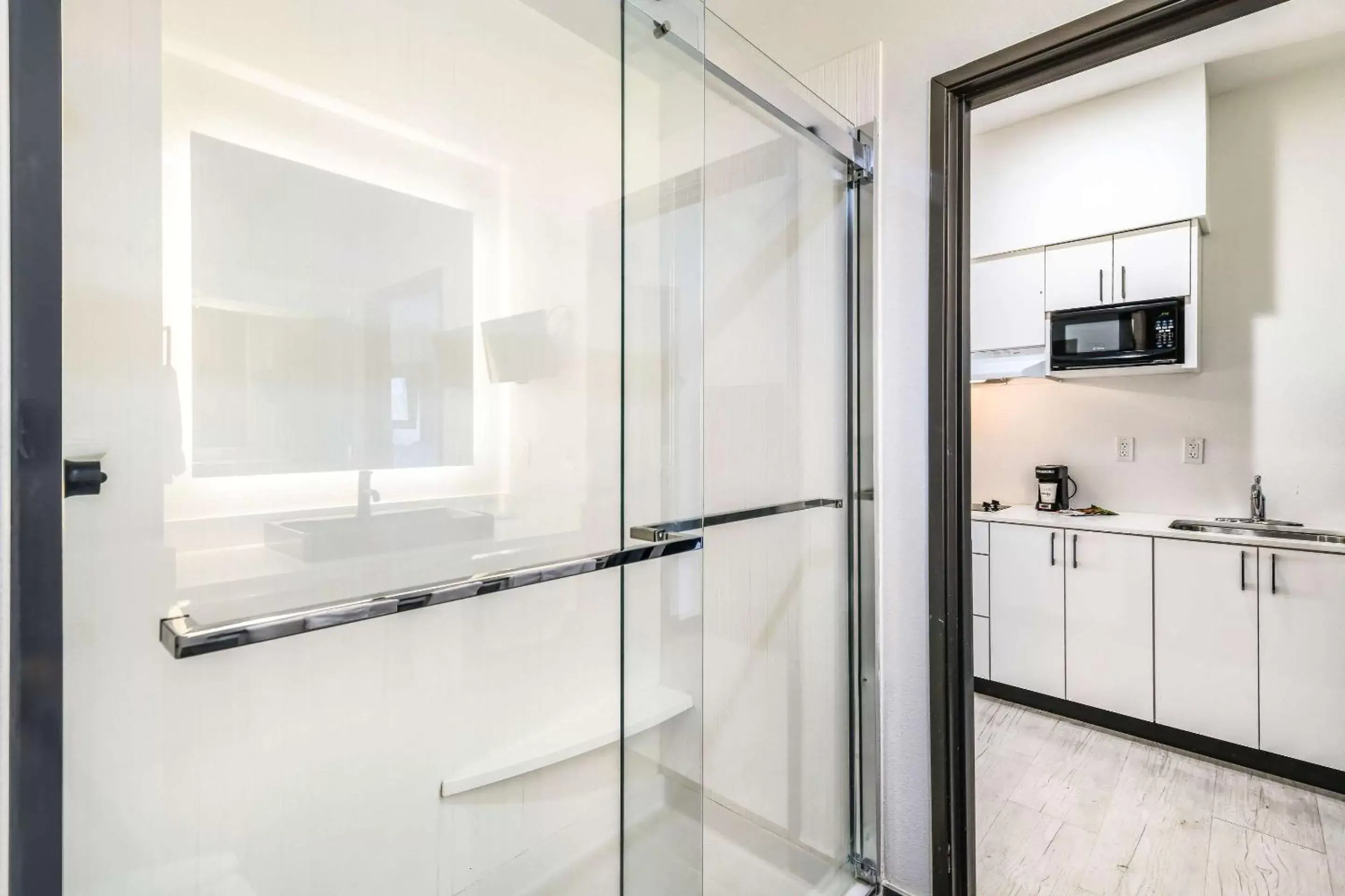 Shower, Bathroom in Hy-Lo Hotel, Ascend Hotel Collection