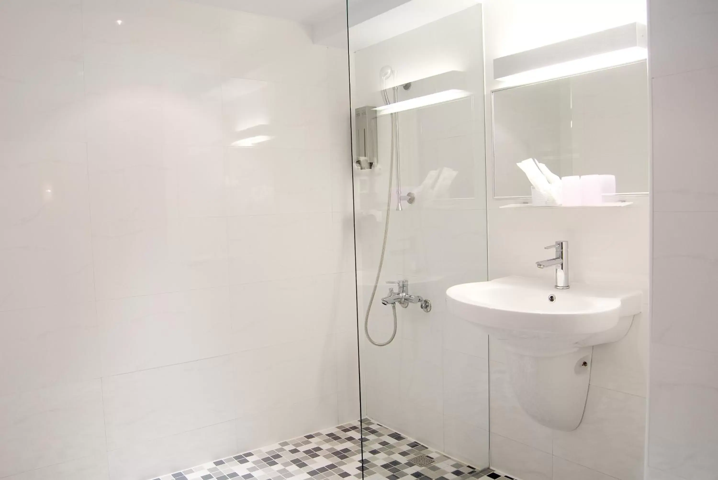 Shower, Bathroom in The Riverside Hotel Esthetics