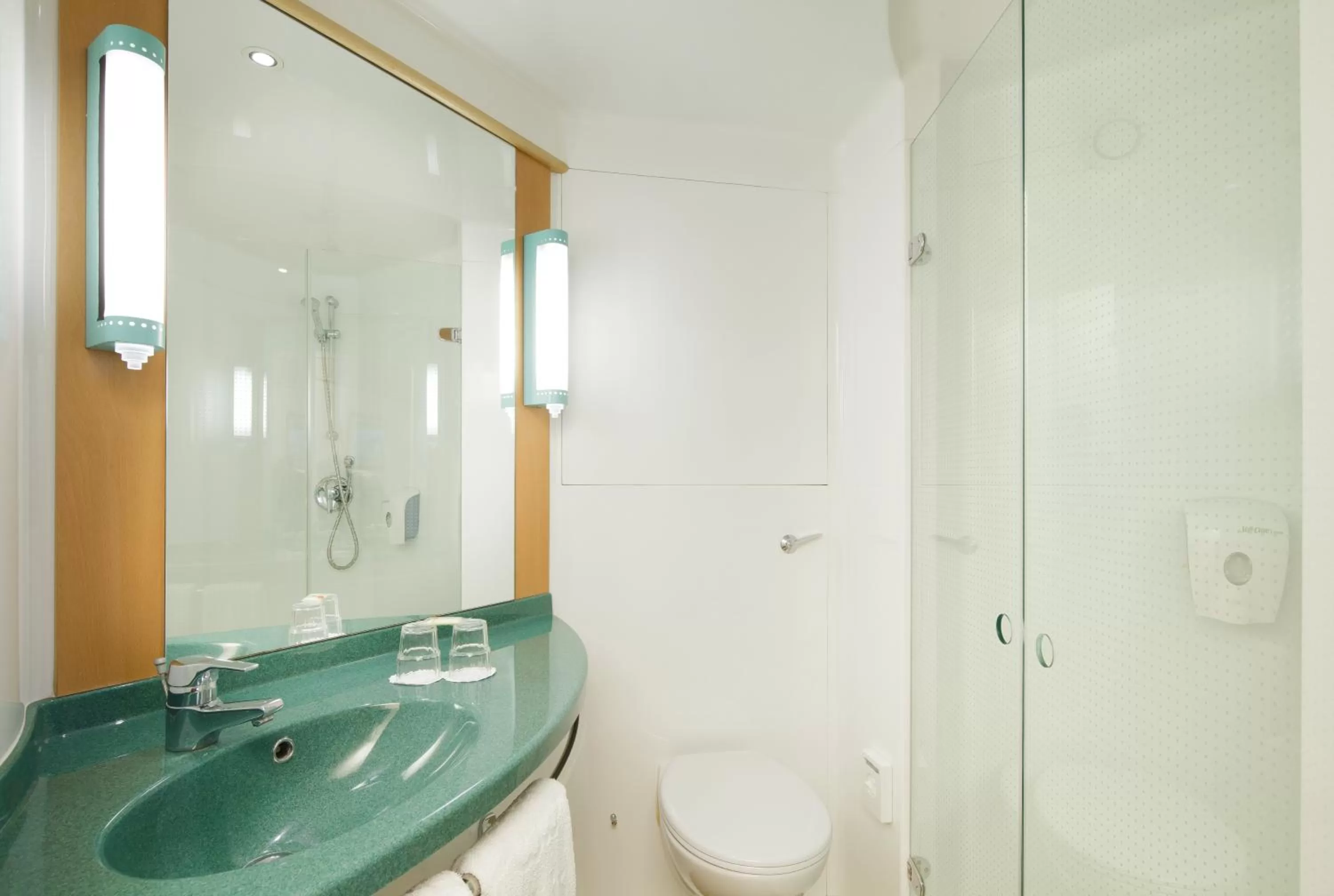 Bathroom in ibis Charleroi Centre Gare