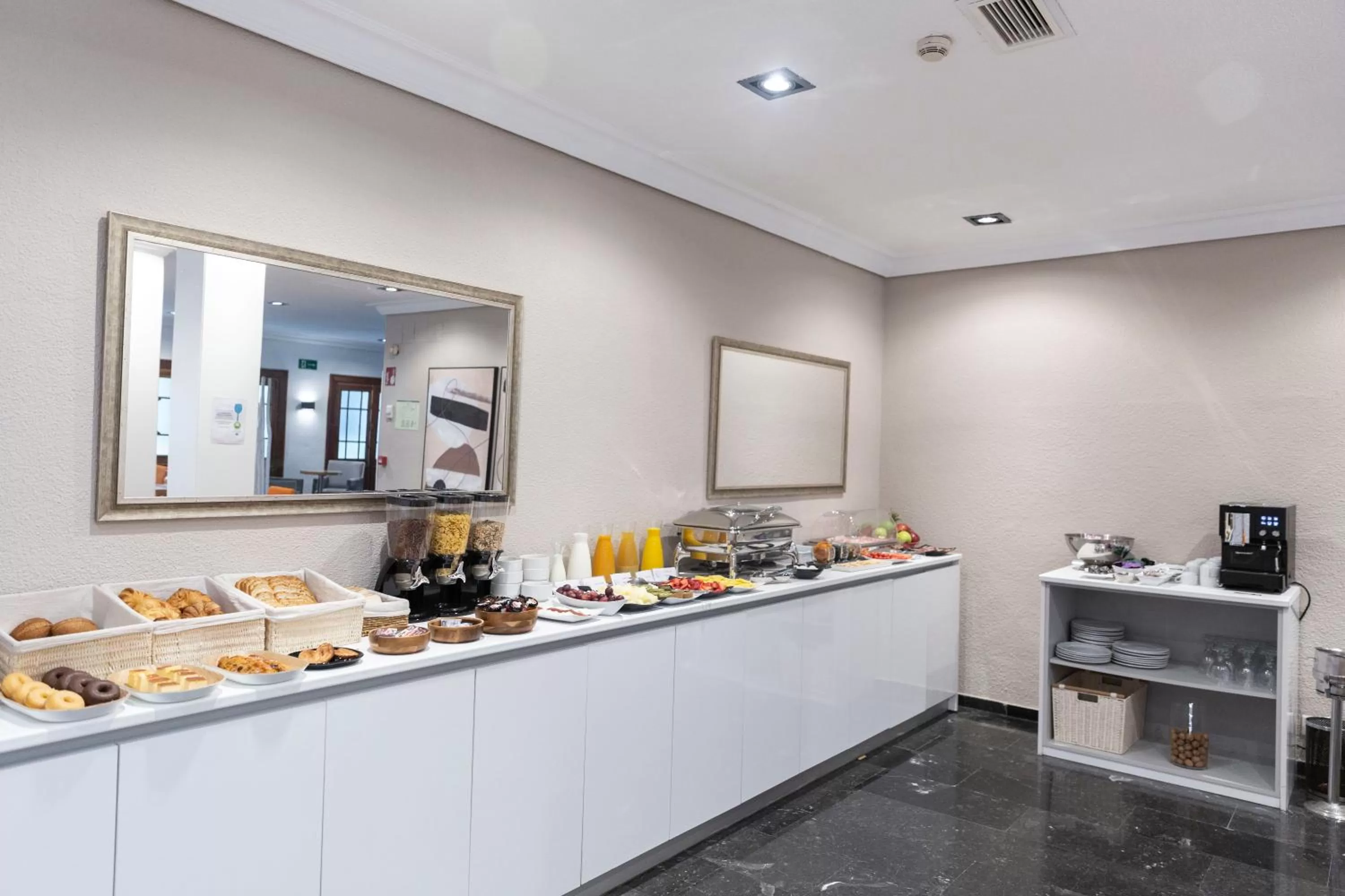 Food and drinks in Hotel Serrano