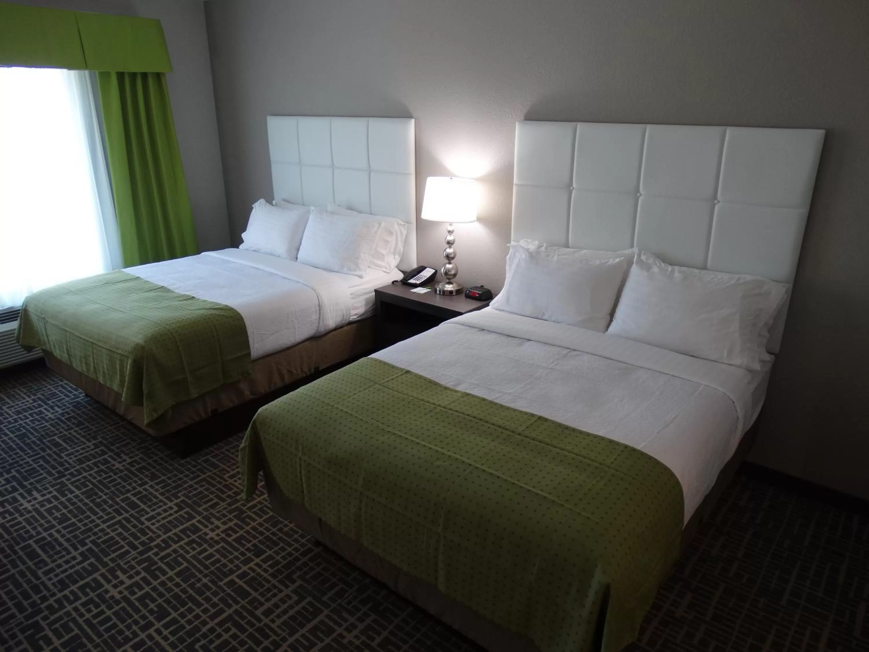 Photo of the whole room, Bed in Holiday Inn Covington by IHG
