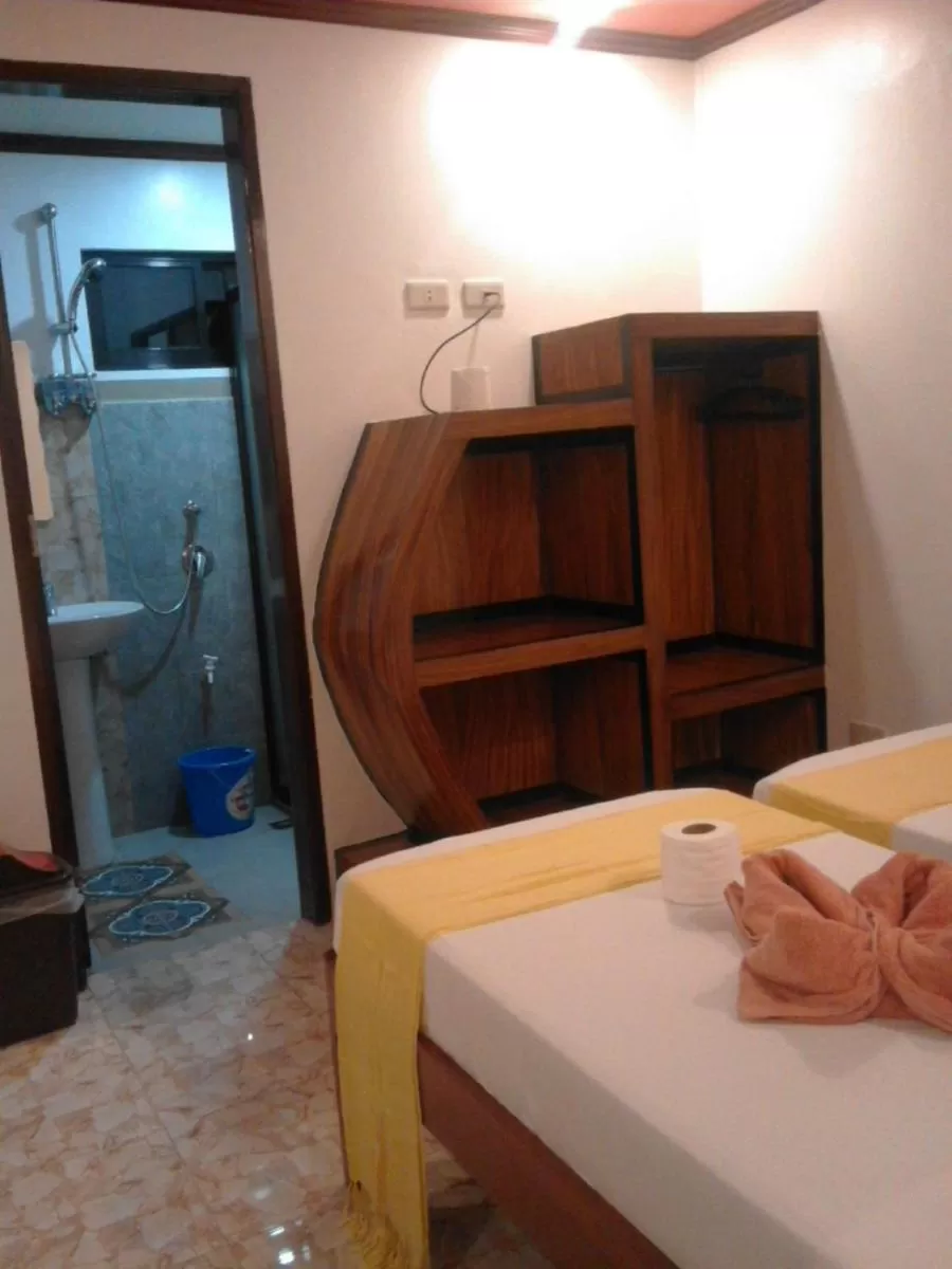 Bathroom, Bed in Vali-Joe Travel Lodge